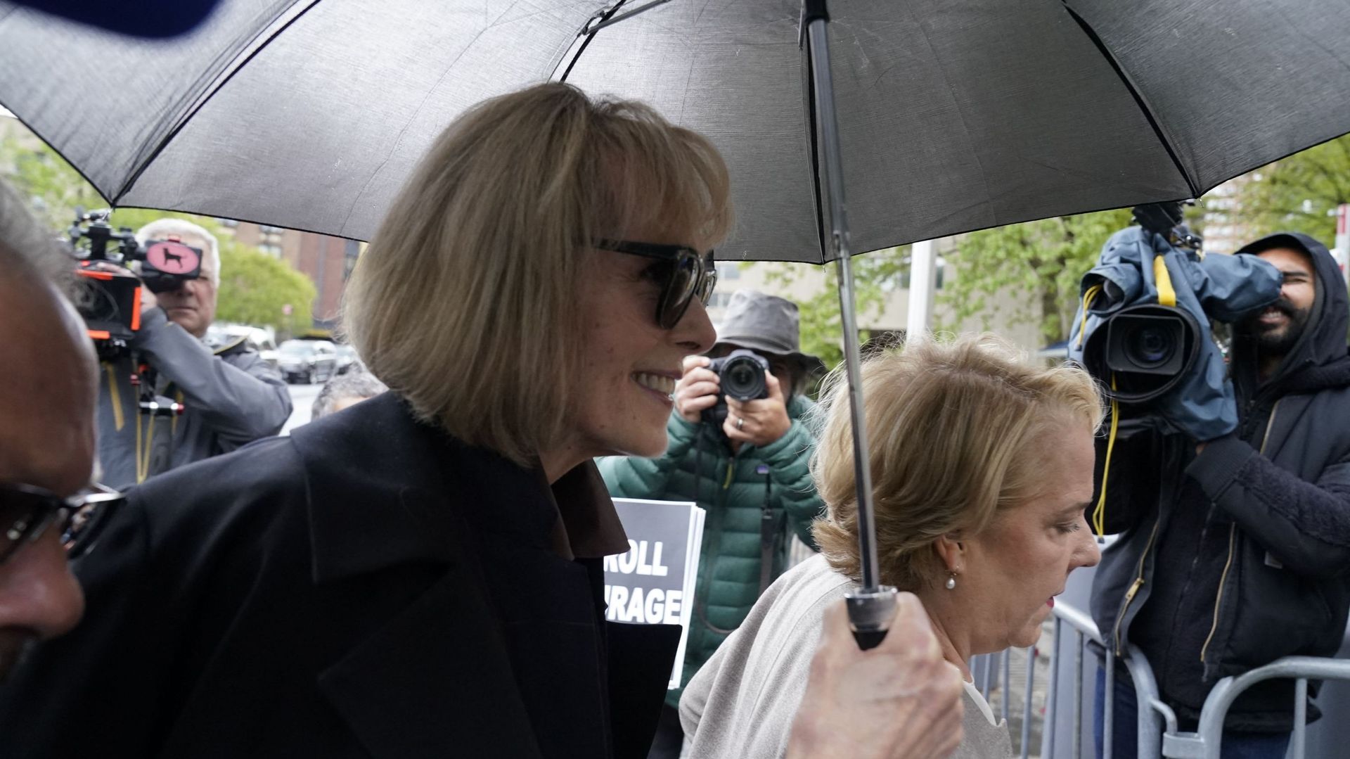L’écrivaine E. Jean Carroll arrive au tribunal fédéral de Manhattan à New York le 4 mai 2023. Le 2 mai 2023, lors d’un procès civil à New York, une femme a déclaré que Donald Trump l’avait agressée sexuellement lors d’un vol aux États-Unis à la fin des an