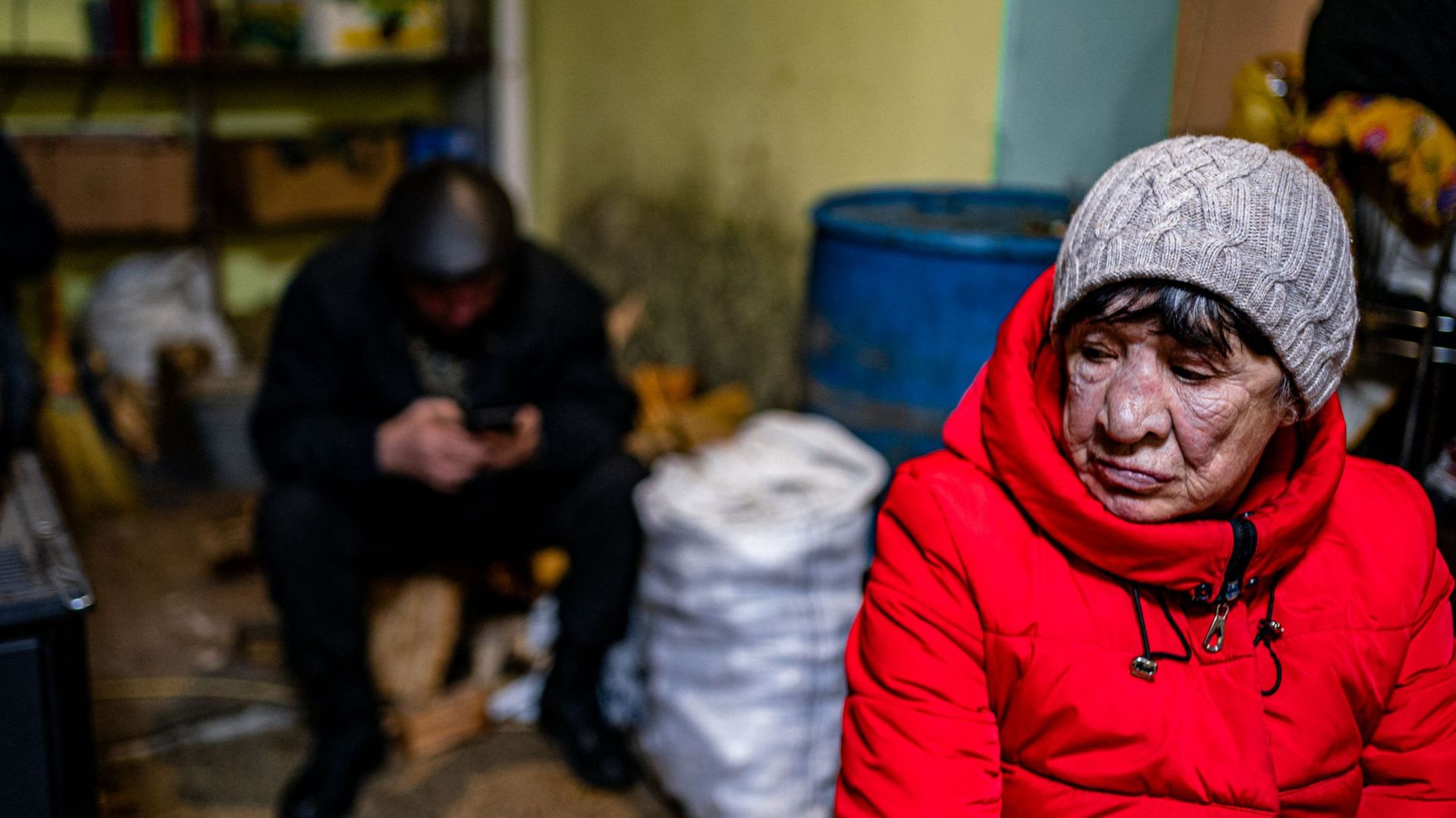 Une femme âgée dans un centre d'aide humanitaire à Bakhmout, le 27 février 2023, en pleine invasion de l'Ukraine par la Russie. 