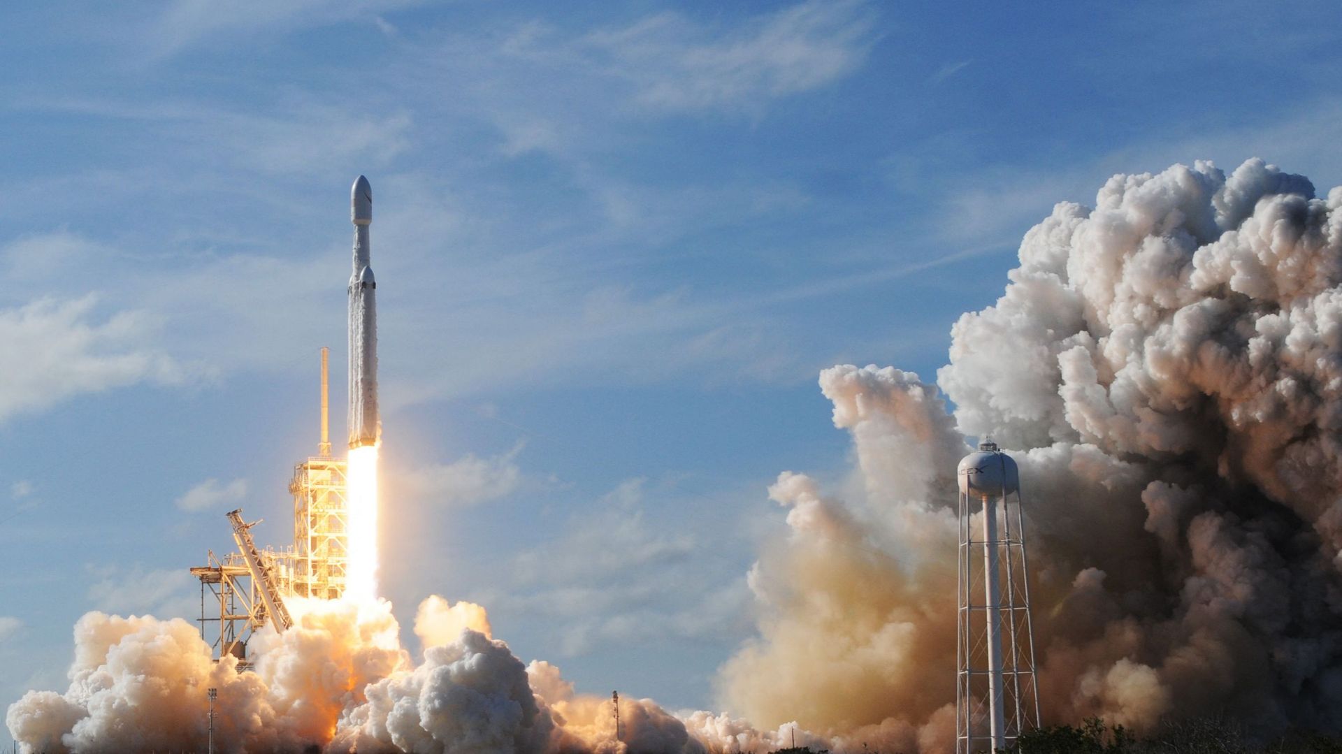 SpaceX launches Falcon Heavy rocket for first time