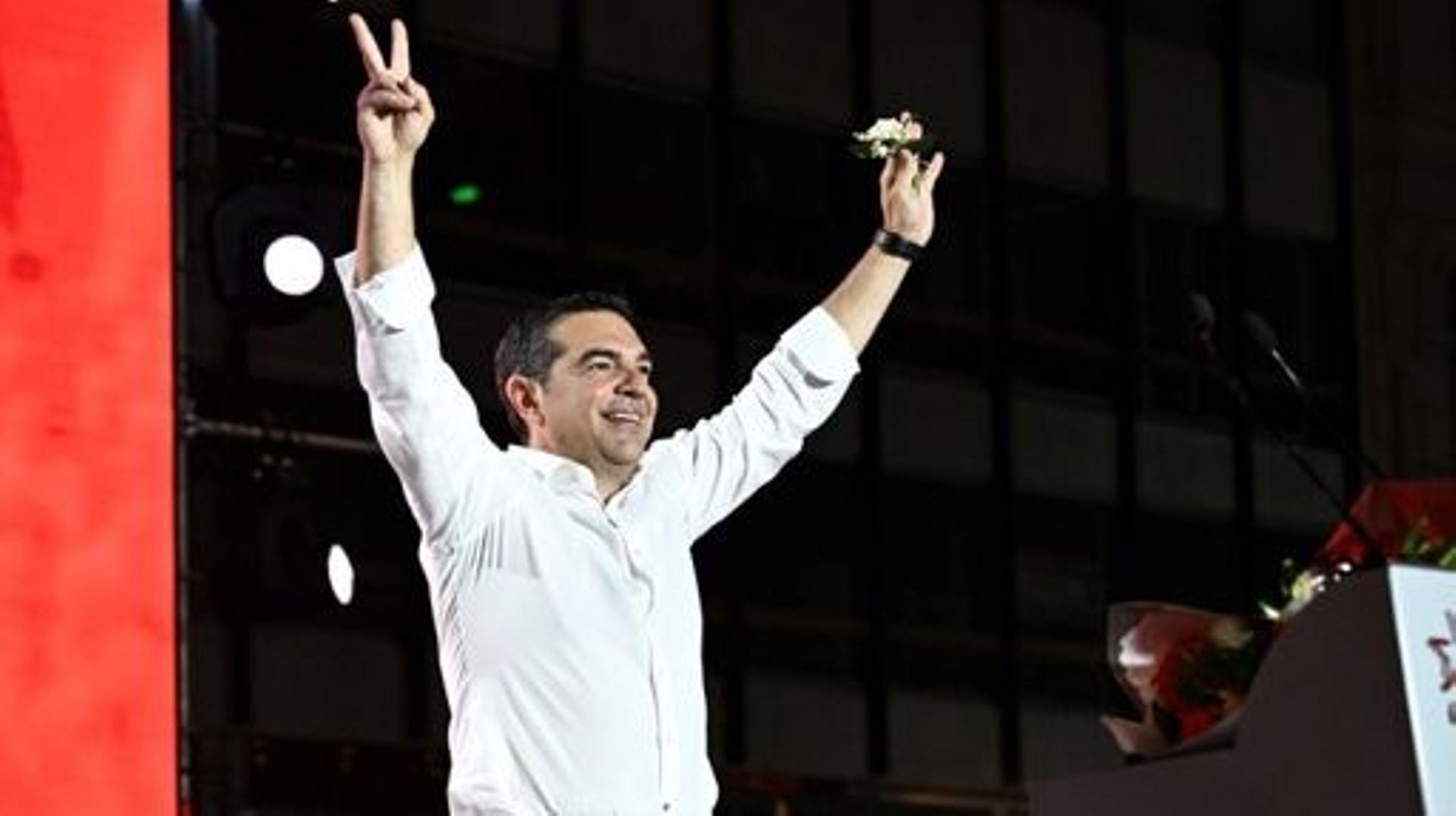 Alexis Tsipras, leader du parti de gauche Syriza, salue ses partisans lors du principal meeting de campagne du parti à Athènes le 18 mai 2023, à l'approche des élections législatives en Grèce. Le 21 mai, la Grèce organisera des élections législatives qui 