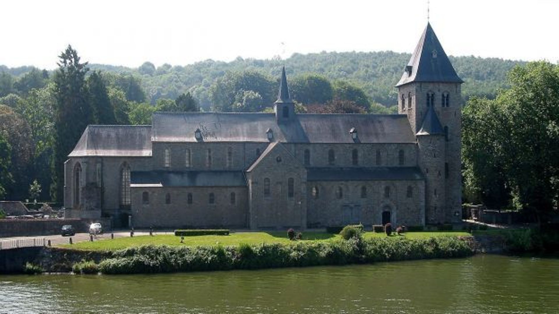 Abbatiale Saint-Pierre et la Meuse, Hastière-par-Delà