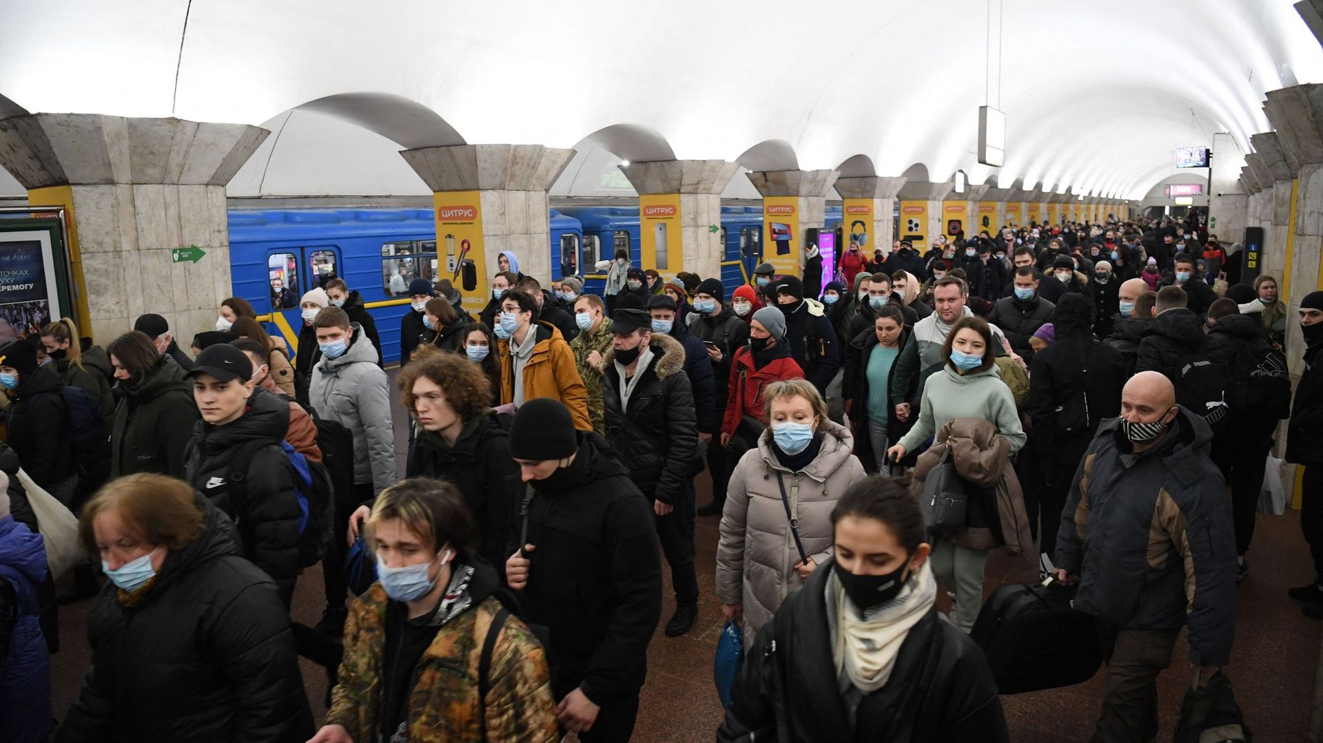 Des personnes s’abritent dans les stations de métro à Kiev dans la matinée du 24 février 2022. Les sirènes de raid aérien ont retenti dans le centre-ville de Kiev aujourd’hui, alors que les villes ukrainiennes ont été frappées par ce que les responsables 
