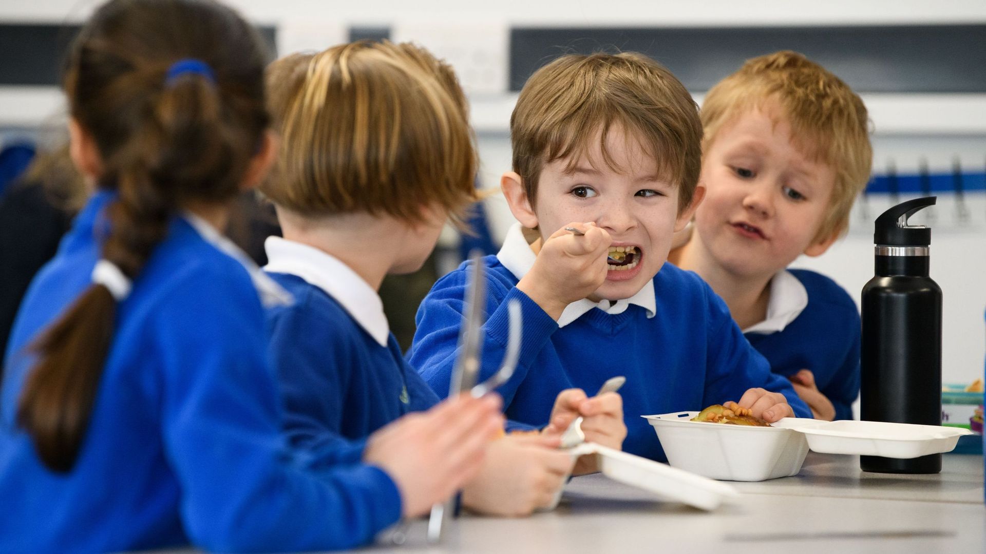 Des élèves de deuxième année mangent leur déjeuner à leur bureau, alors que les classes retournent à l’école primaire Gamlingay Village, le 8 mars 2021 près de Bedford, au Royaume-Uni.