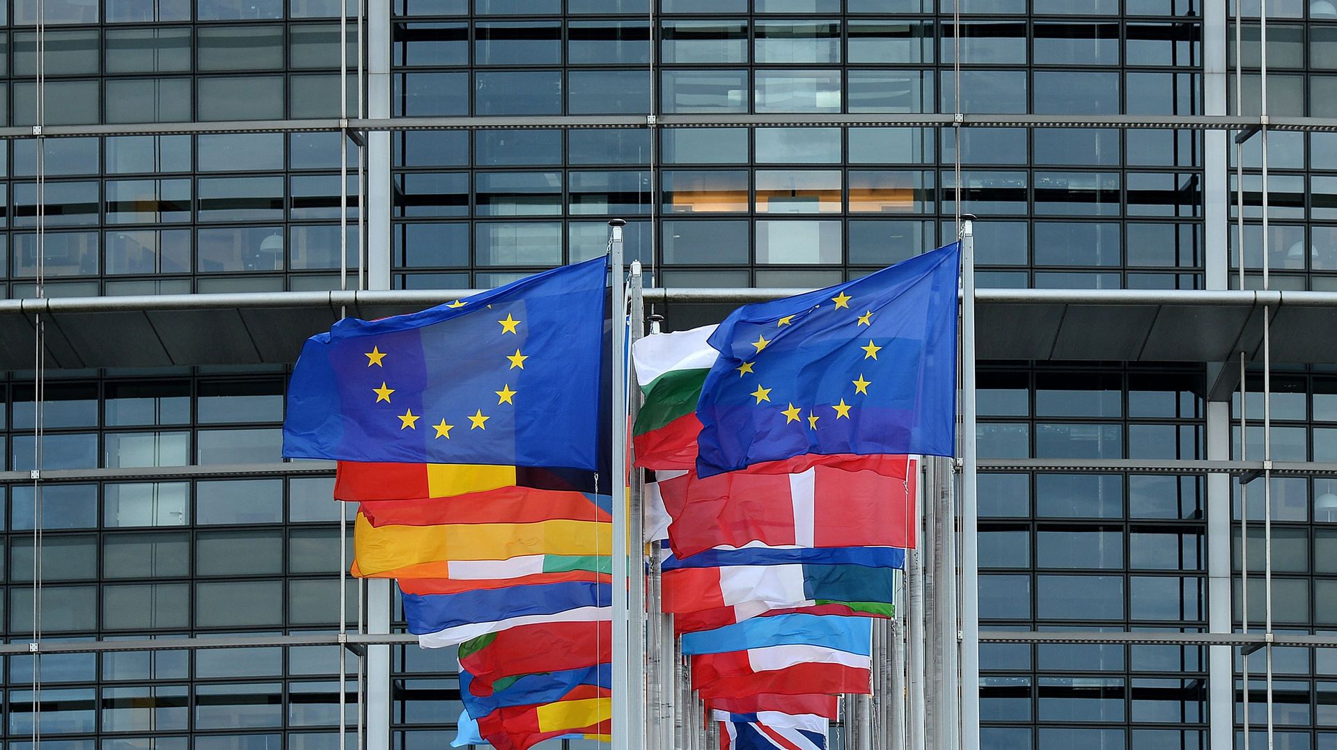 Une photo prise le 9 mai 2014 montre des drapeaux européens devant le Parlement européen à Strasbourg, dans l’est de la France. Les élections européennes se tiendront du 22 au 25 mai dans l’ensemble du bloc des 28 pays.
