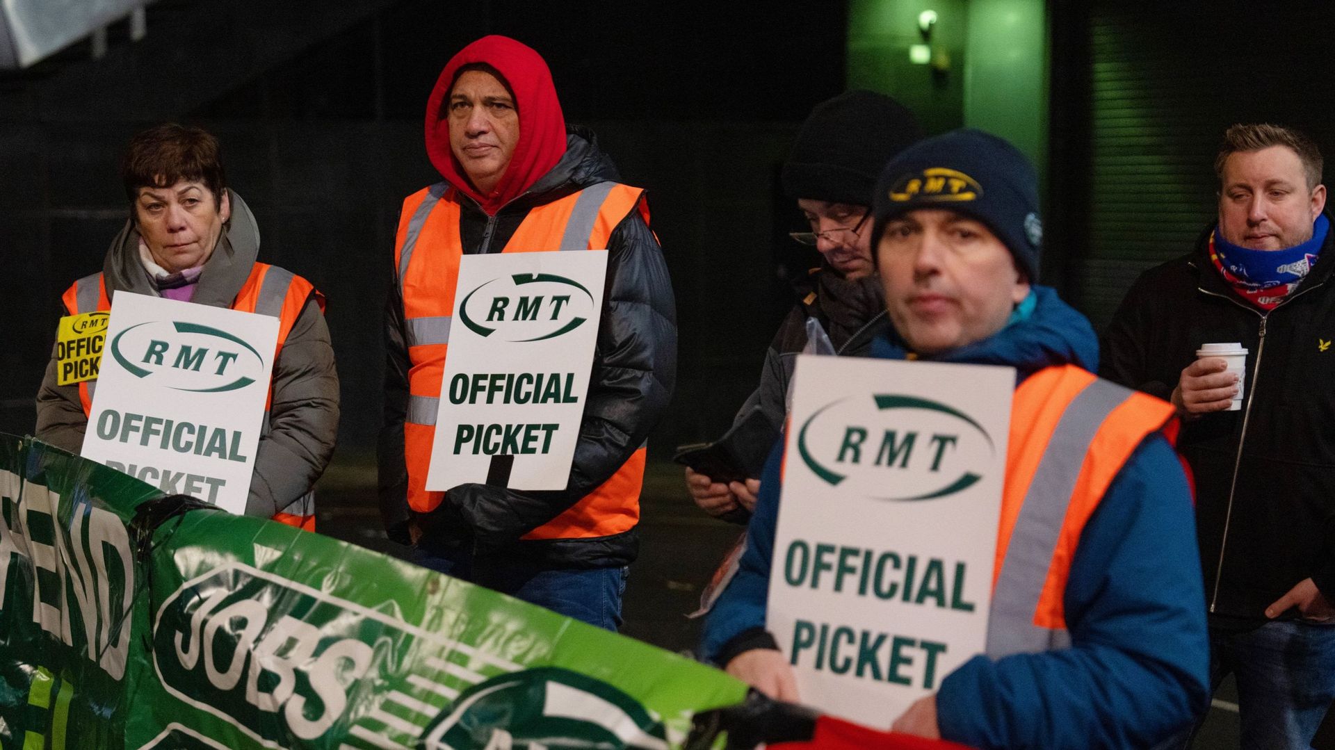 Des membres du syndicat Rail, Maritime and Transport Workers participent à un piquet de grève devant la gare d’Euston, le 3 janvier 2023 à Londres, en Angleterre.