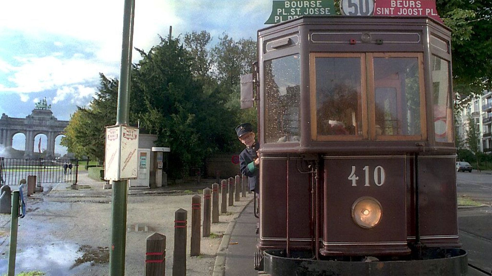 Un tram touristique à proximité du parc du Cinquantenaire, en 1996