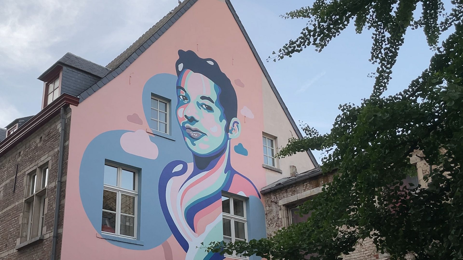 La fresque en hommage à Ihsane Jarfi, victime d'un meurtre à caractère homophobe à Liège en 2012.