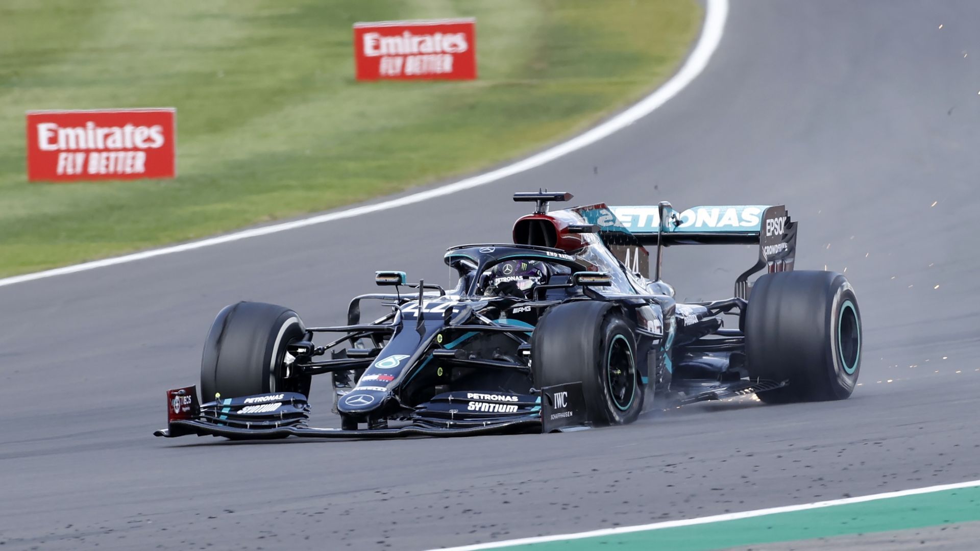 F1 : Hamilton remporte le GP de Silverstone sur trois roues ! - RTBF Actus