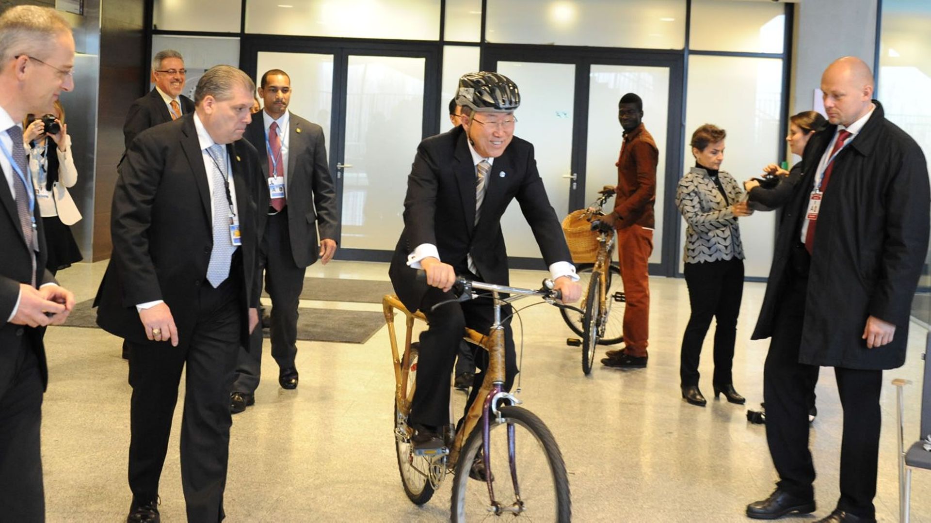 L’ancien secrétaire général de l’ONU Ban Ki-moon s'est lui-même laissé tenter par le Bamboo Bike.
