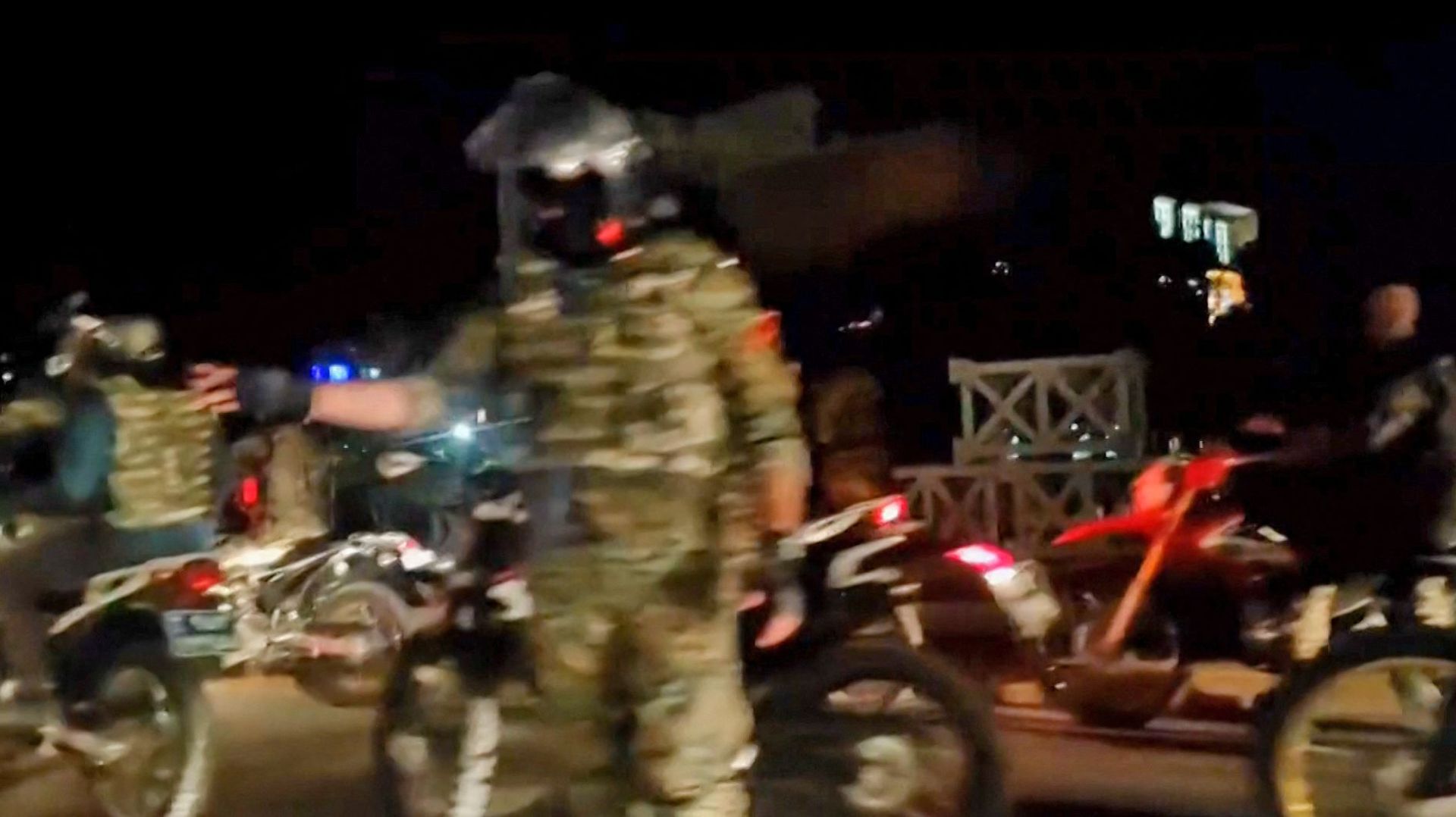 Cette capture d'écran tirée d'une vidéo UGC mise à disposition sur la plateforme ESN le 25 septembre 2022 montre les forces de sécurité iraniennes se rassemblant dans la ville d'Arak, dans la province de Markazi.