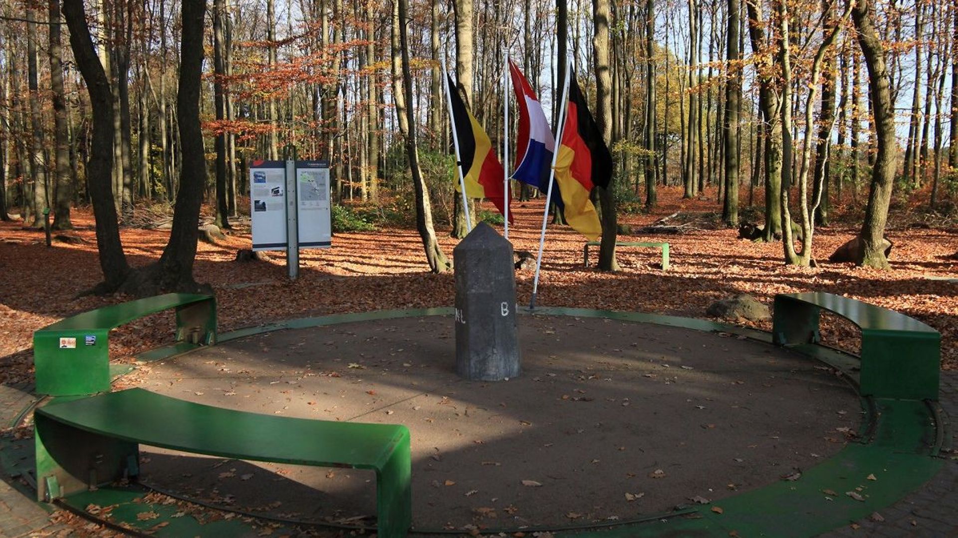 Sur le site des Trois Bornes, une borne marque le territoire des trois pays voisins que sont la Belgique, l’Allemagne et les Pays-Bas.
