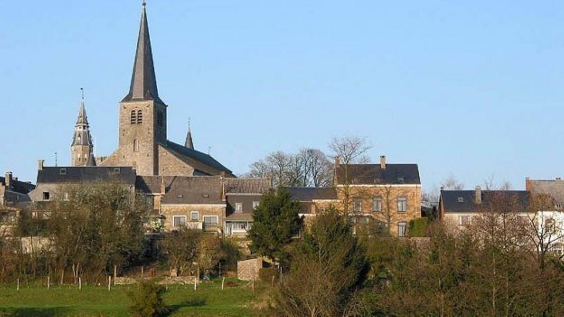 Vue sur le centre de Leignon et son église