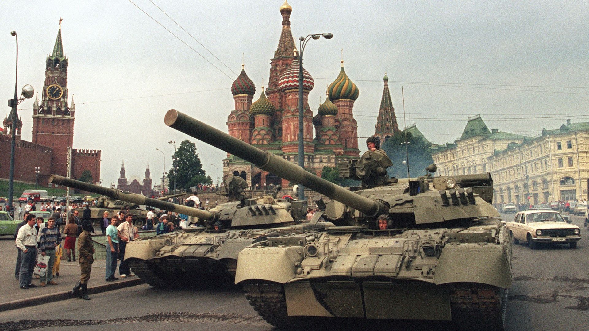 Le 19 août 1991, les chars soviétiques parqués devant le Kremlin