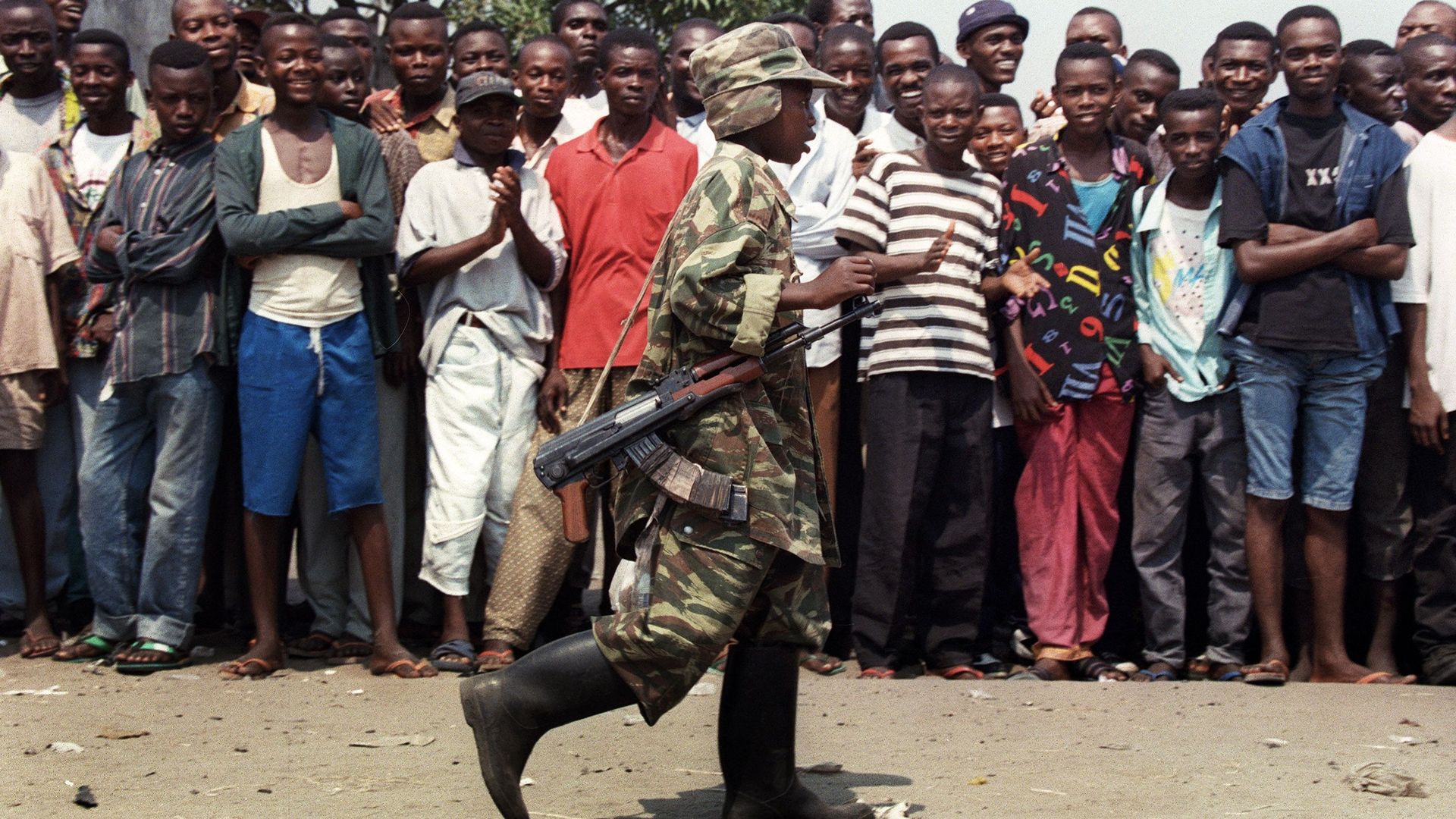 Un Kadogo, un enfant soldat patrouille à Kinshasa, le 21 mai.