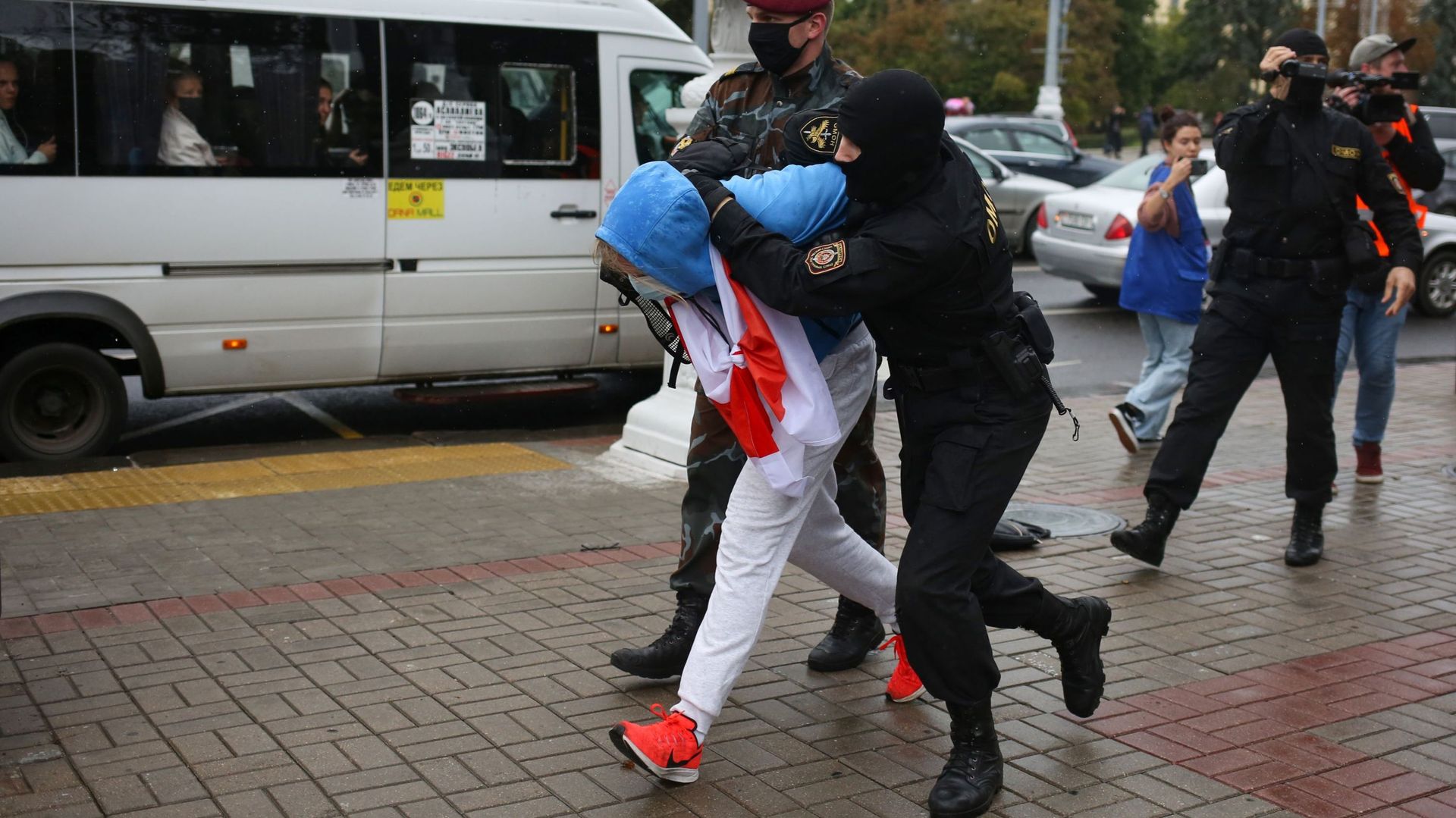 Des étudiants arrêtés manu militari en pleine manifestation. 