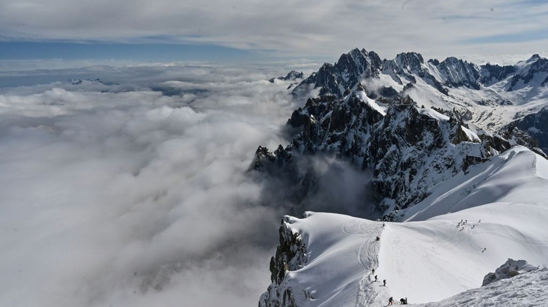 La Vallée blanche dans le massif du Mont-Blanc, vue depuis le sommet de l'Aiguille du Midi à Chamonix, le 16 mai 2020