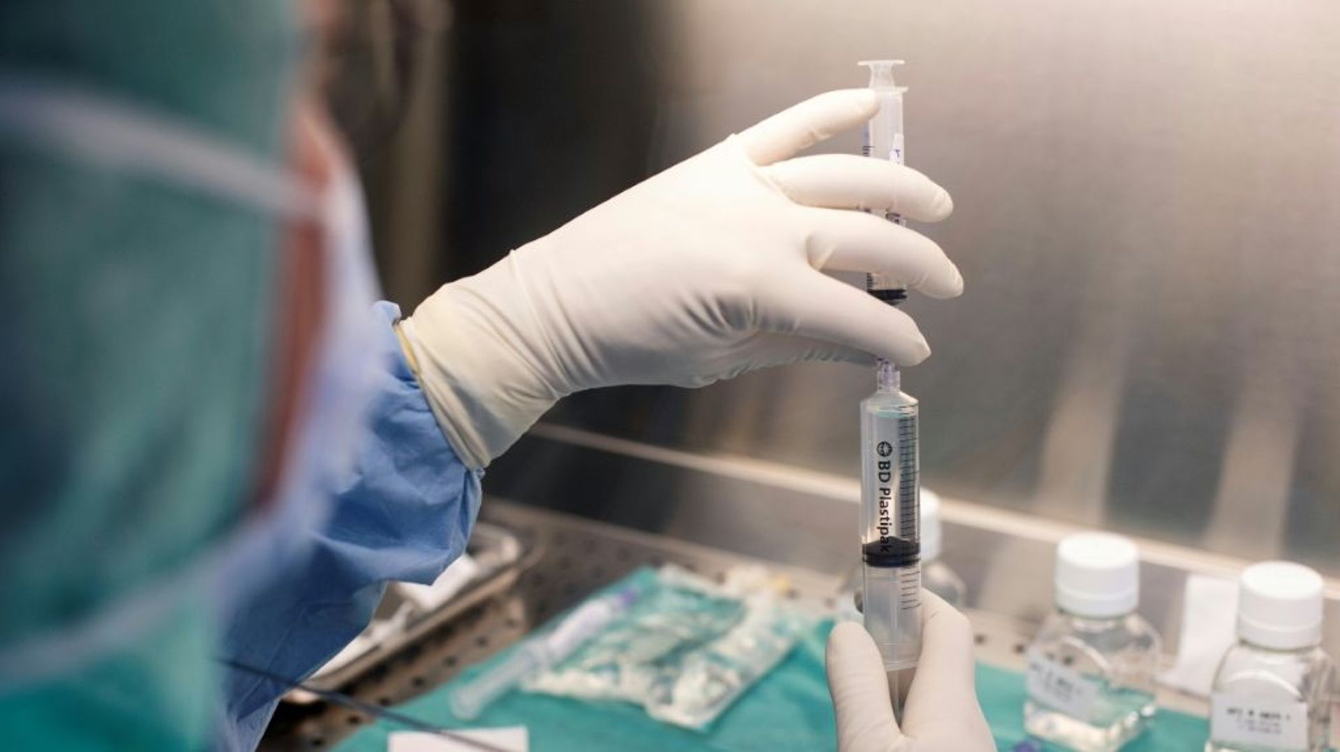 Un médecin prépare une solution de phages le 8 mars 2019 à l'hôpital de la Croix-Rousse à Lyon