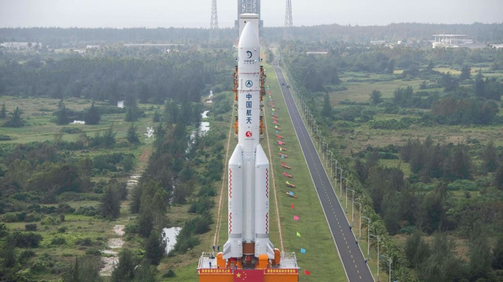 Une fusée Longue-Marche 5, qui va lancer la sonde lunaire Chang'e 5, transportée vers son pas de tir à Wenchang, sur l'île de Hainan, le 17 novembre 2020 dans le sud de la Chine
