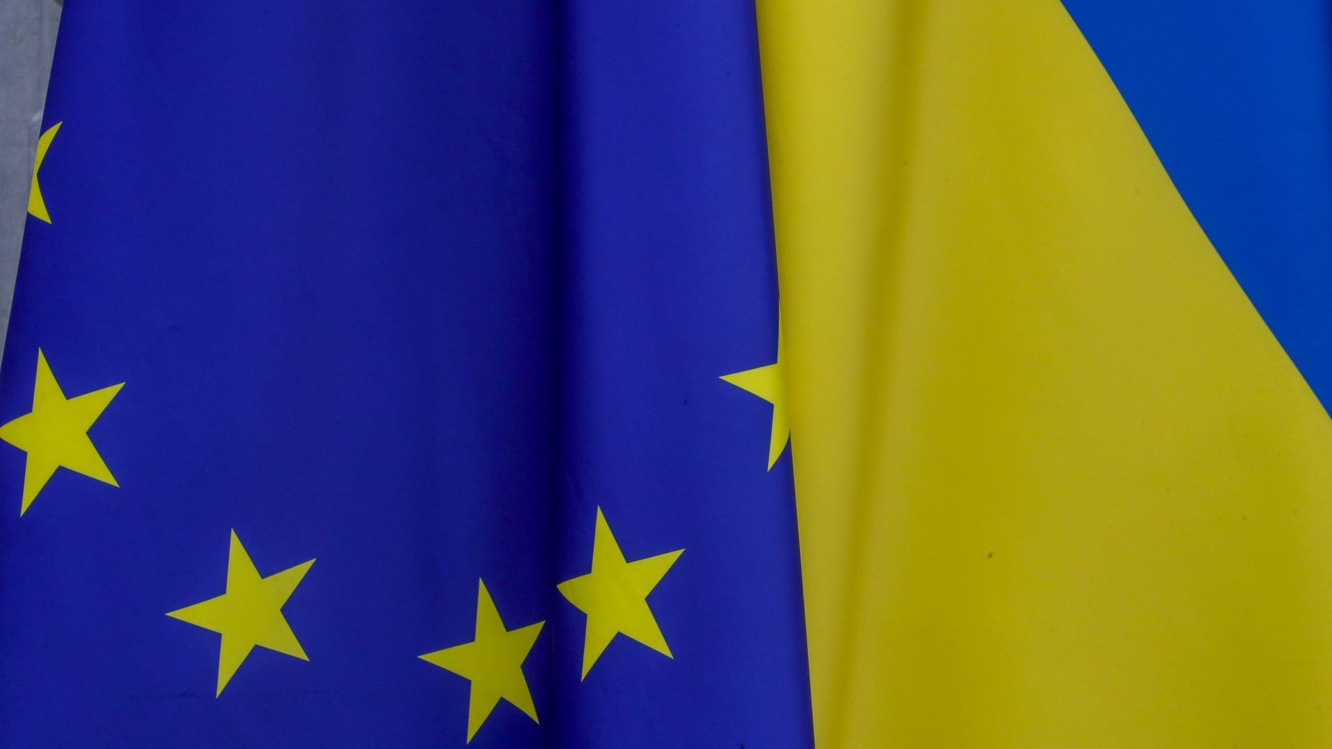 Les drapeaux de l’Ukraine et de l’Europe