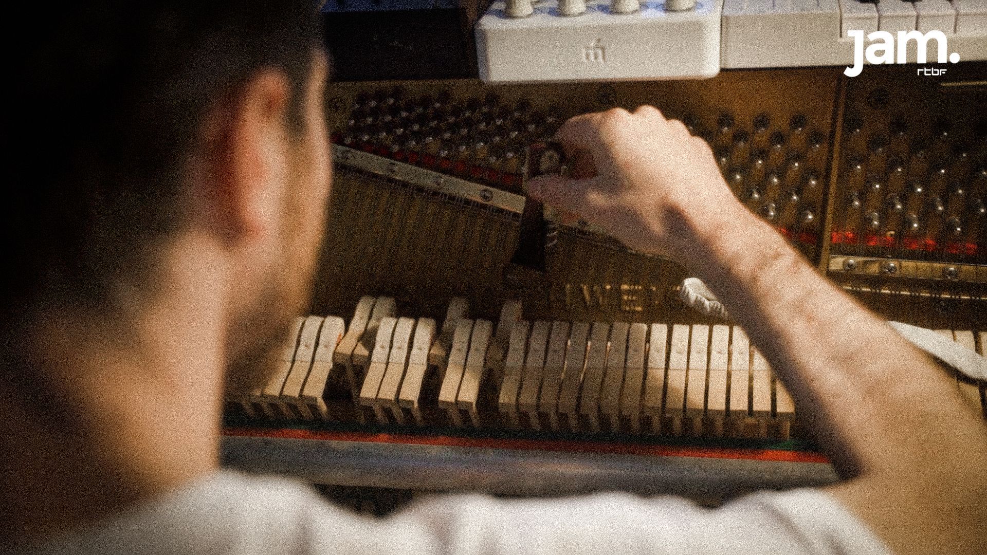 Le décapsuleur, une autre manière de détourner le son du piano traditionnel.