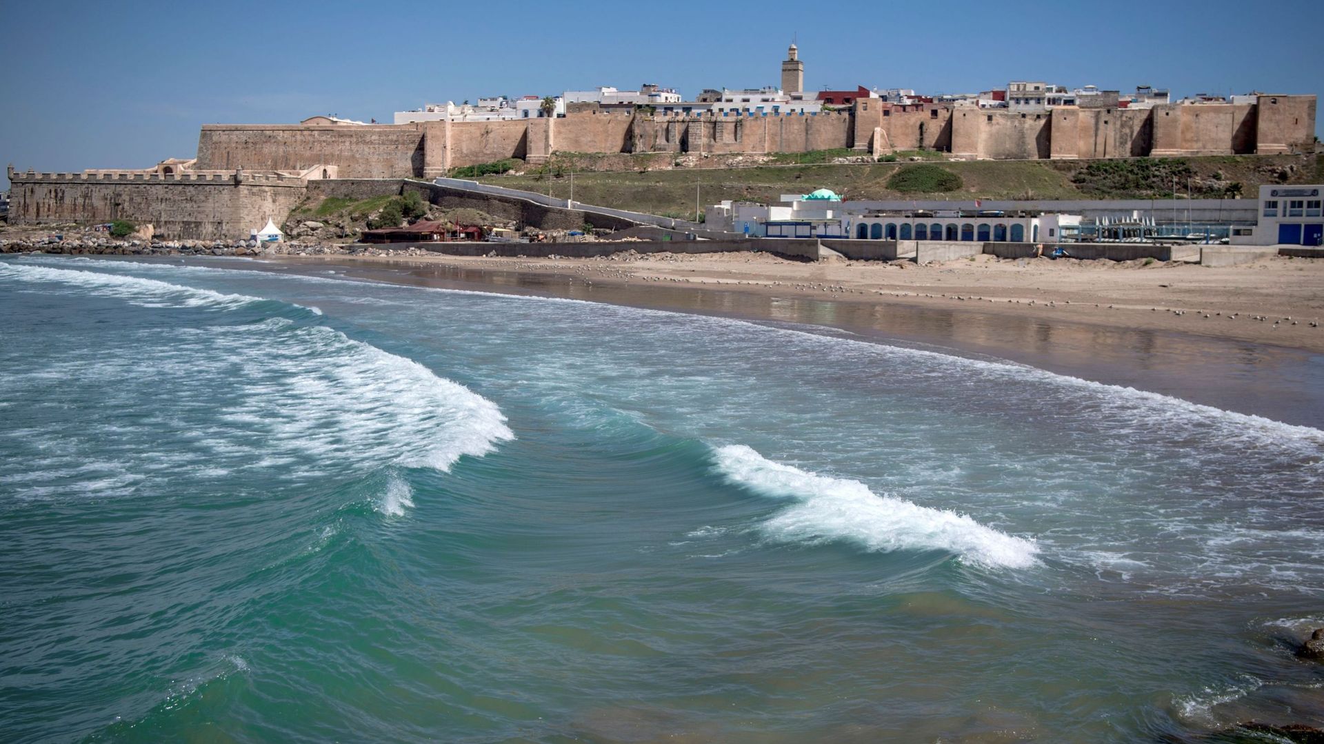 Une plage déserte à Rabat, alors que le pays est bouclé pour arrêter la propagation du Covid-19, le premier jour de la fête de l'Aïd al-Fitr marquant la fin du mois saint musulman du Ramadan.