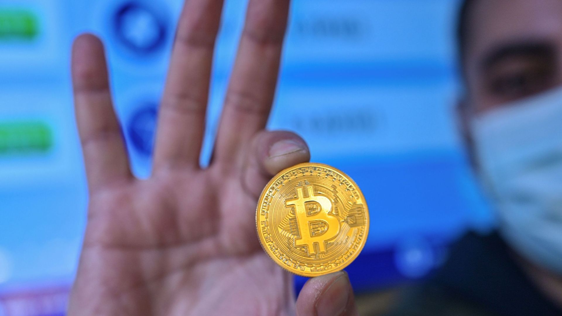 Le bitcoin poursuit son envol et dépasse 35.000 dollars