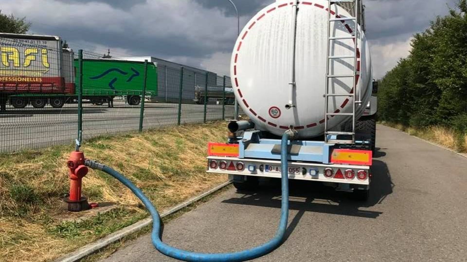 Cet été, à Libramont-Chevigny, des camions-citernes ont fait la navette pour remplir les réservoirs avec de l’eau fournie par la Société Wallonne des Eaux.