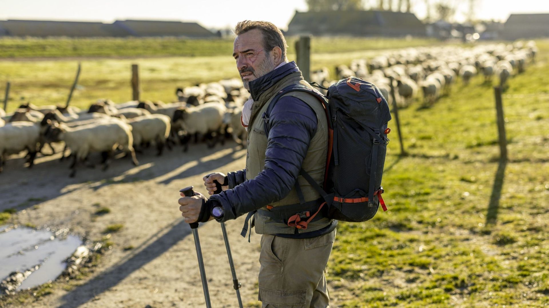Jean Dujardin marche à contre-courant dans le film "Sur les chemins noirs"