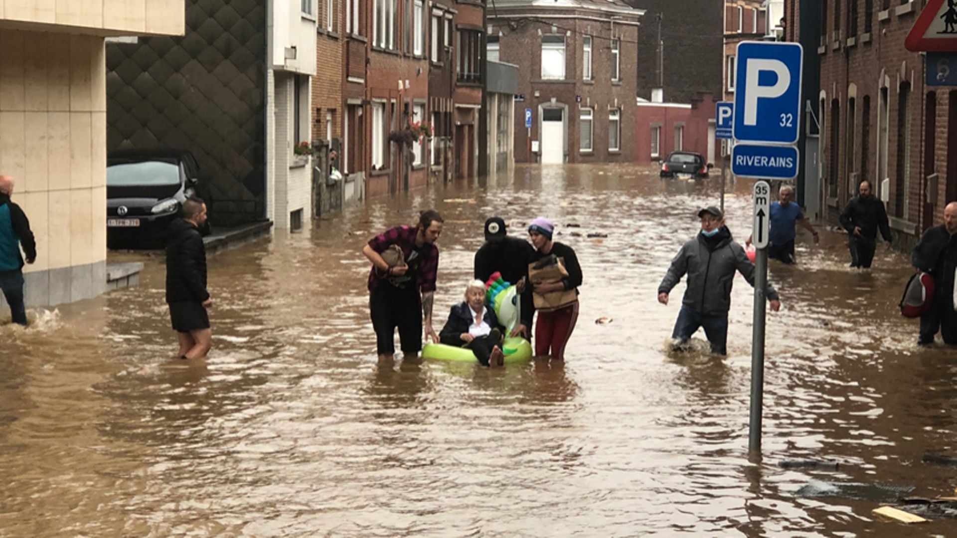 inondations-une-octogenaire-evacuee-sur-une-bouee-a-angleur