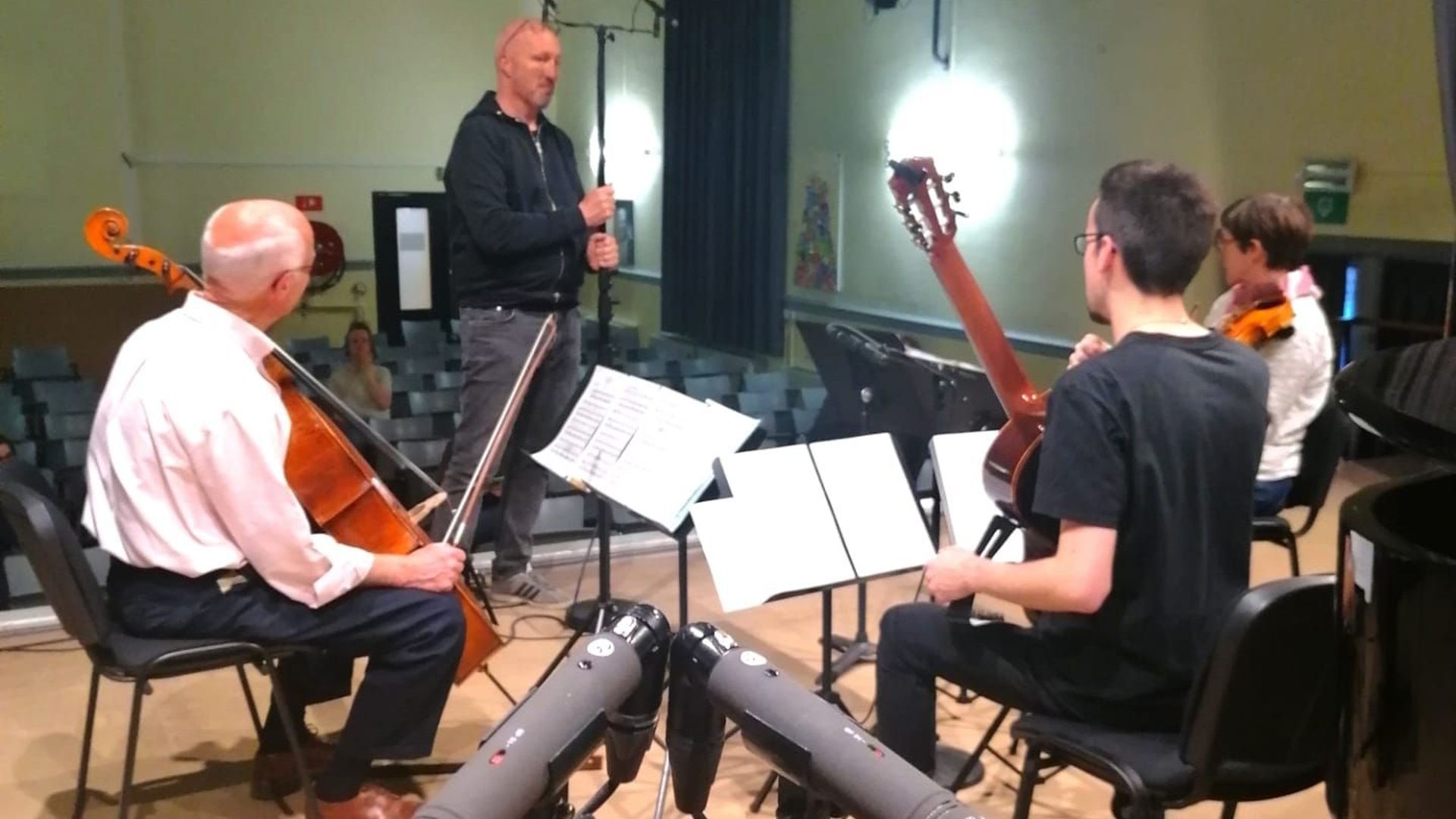 Notre ingénieur du son (au centre), Bertrand Vanvarembergh, en pleine balance avec un trio d'élèves du Conservatoire de Verviers. De gauche à droite : Hugo Ravesloot, violoncelle; Tristan Caelen, guitare et Anne Leyder, violon.