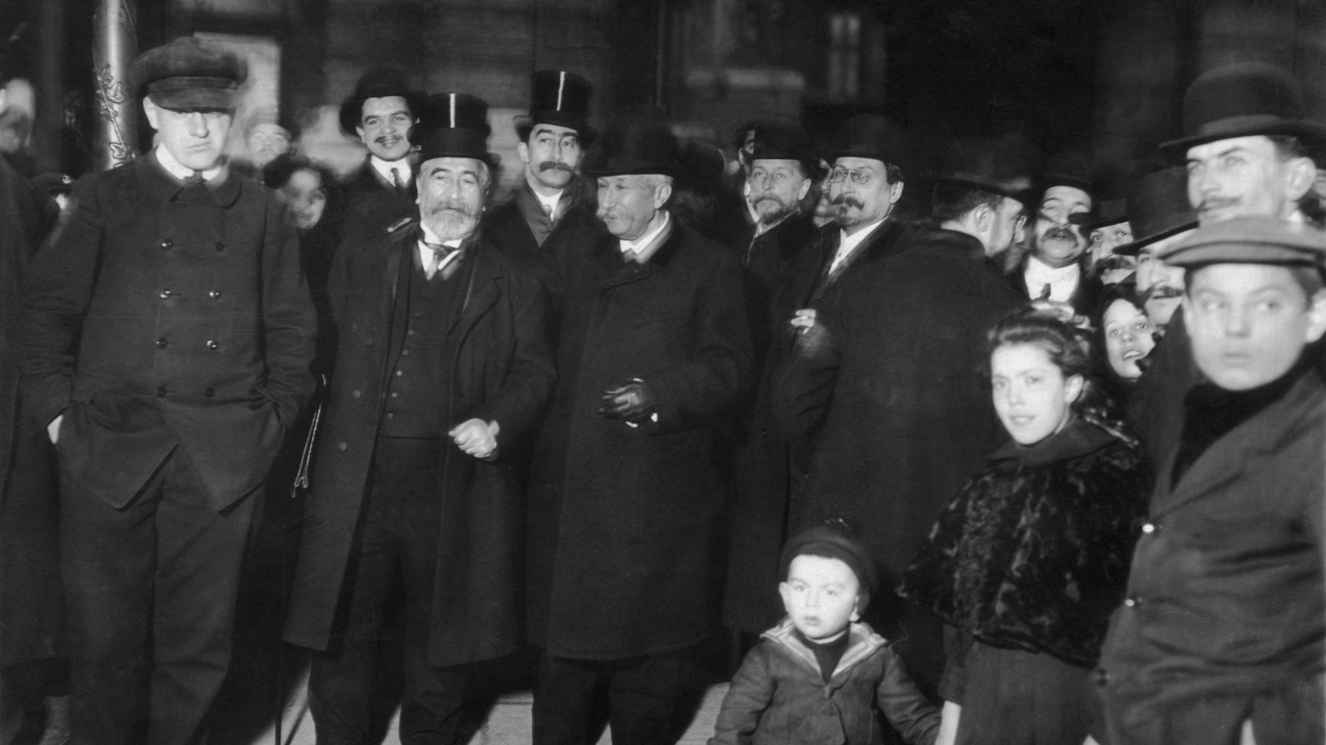 Le pionnier Ader et ses amis durant un événement organisé par les frères Wright, en 1905