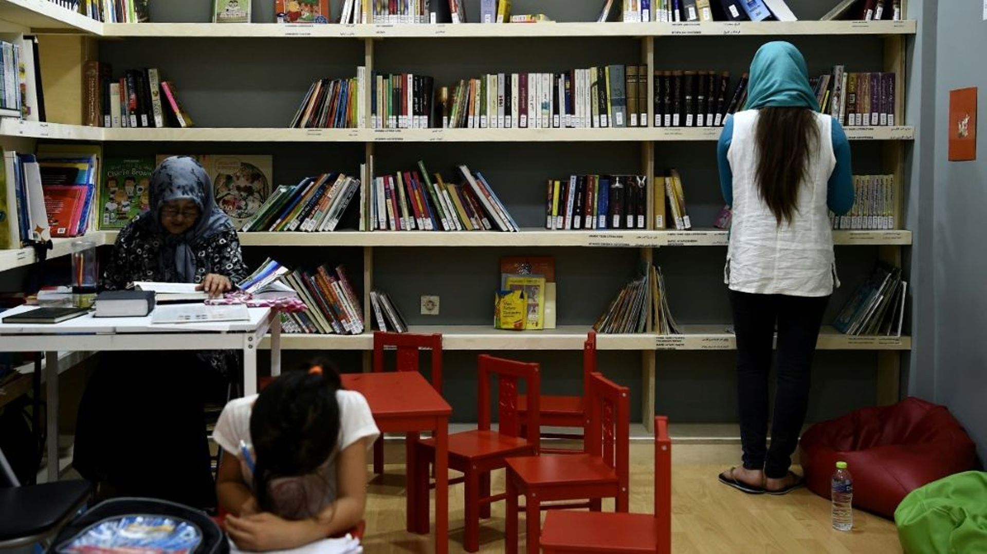 Une bibliothèque installée par une ONG accueillant des femmes et des enfants réfugiés syriens dans le centre d'Athènes, le 17 août 2017