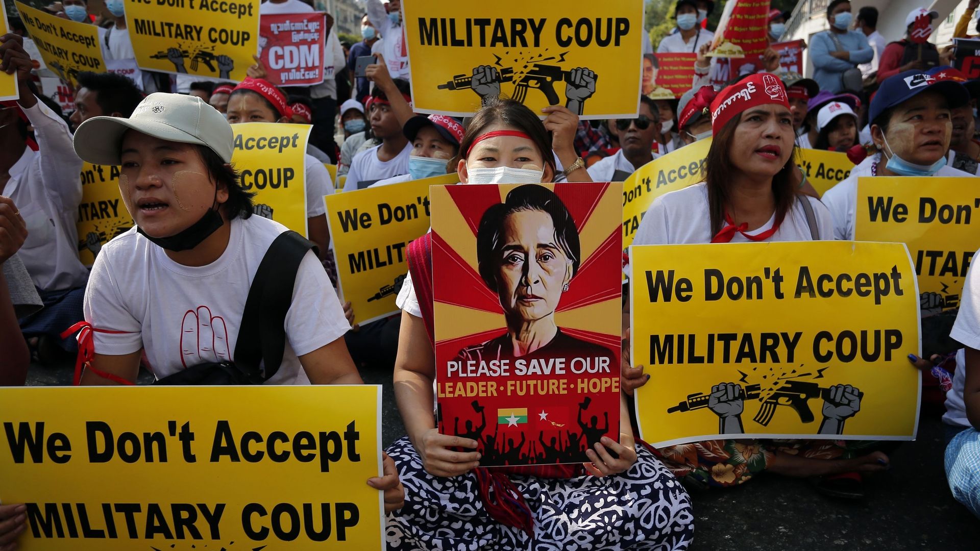 Un manifestant tient une pancarte avec une photo d’Aung San Suu Kyi pendant une manifestation contre le coup d’État militaire près de la pagode Sule dans le centre de Yangon, au Myanmar, le 22 février 2021 (réédité le 23 juin 2022). La junte a confirmé au