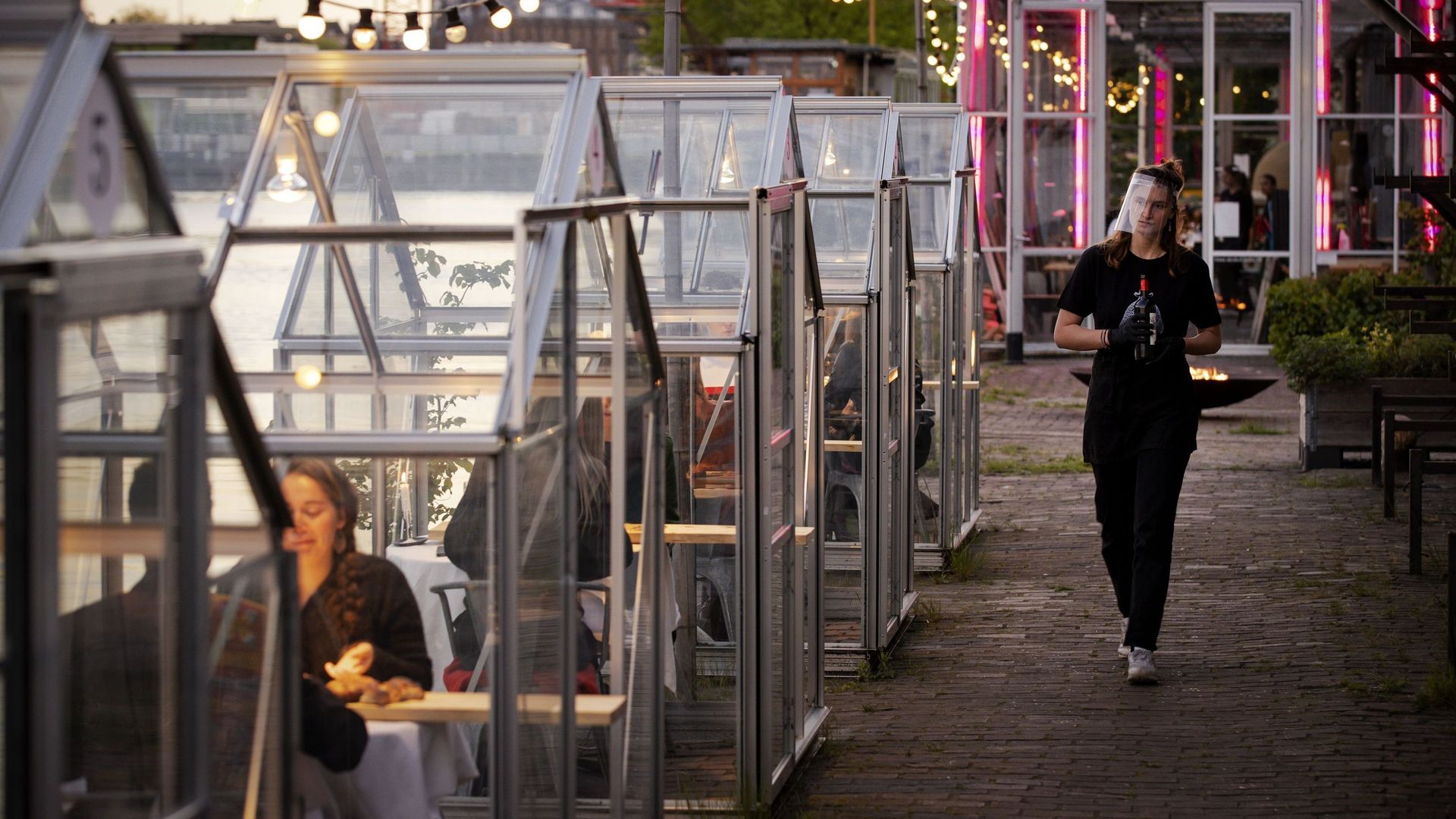 Un centre culturel d'Amsterdam a eu l'idée d'utiliser de petites serres, habituellement consacrées à des projets artistiques, pour offrir aux futurs clients de son restaurant un coin repas privé.