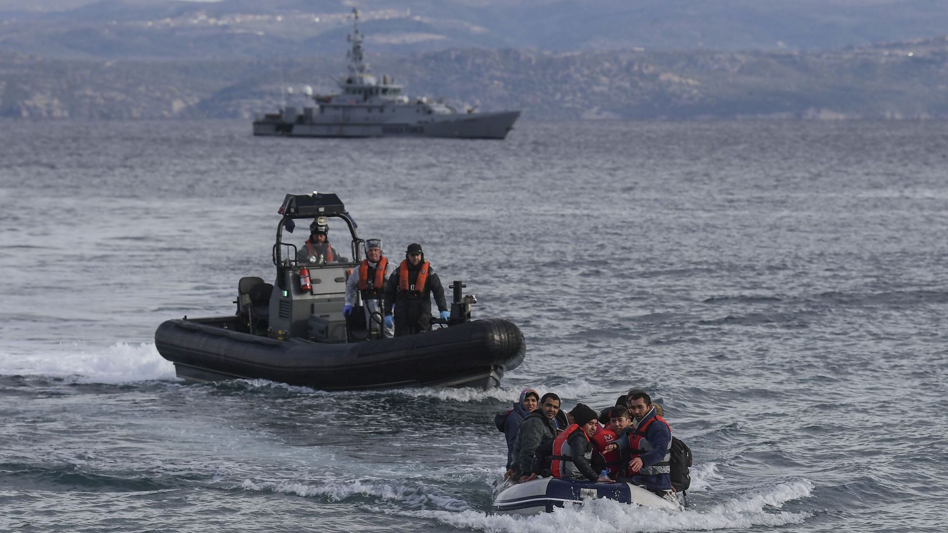 Quinze migrants afghans qui tentent d’approcher des côtes grecques sont suivis par des garde-côtes britanniques au service de l’agence Frontex.