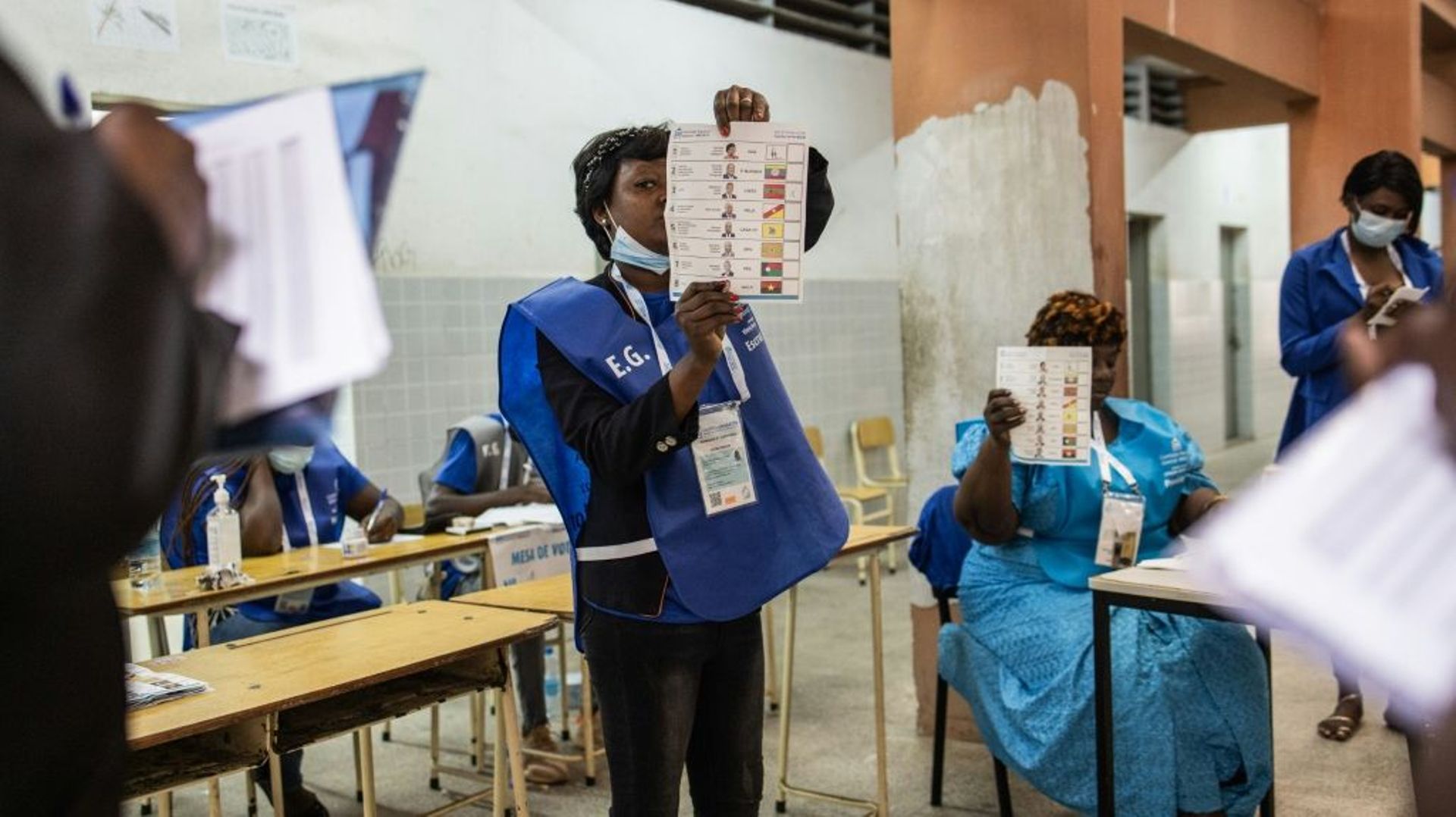 Les bulletins de vote sont comptés dans un bureau de Luanda, le 24 août 2022, lors des élections générales en Angola.