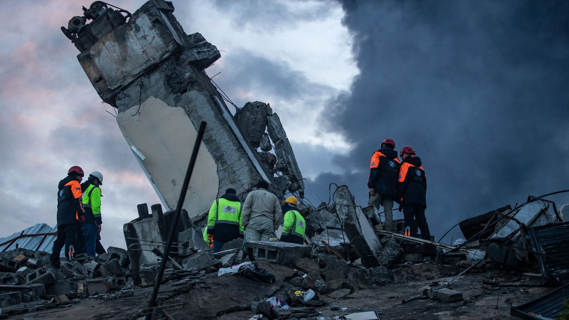 Des secouristes travaillent sur les lieux de l'effondrement d'un bâtiment le 07 février 2023 à Iskenderun, en Turquie. Un tremblement de terre de magnitude 7,8 a frappé près de Gaziantep, en Turquie, aux premières heures de lundi, suivi d'une autre secous