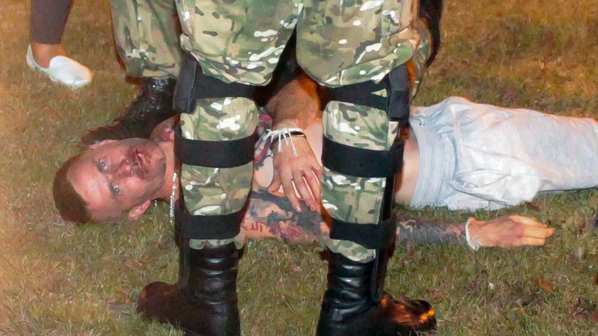 Un manifestant blessé est maintenu au sol par la police après la fermeture des bureaux de vote à Minsk le 9 août dernier