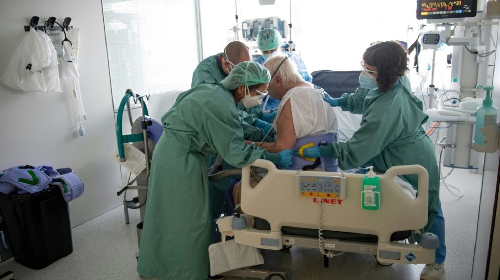 Des soignants s’occupent d’un malade du Covid, dans l’unité de soins intensifs de l’hôpital Bellvitge, à Barcelone, le 19 janvier 2022