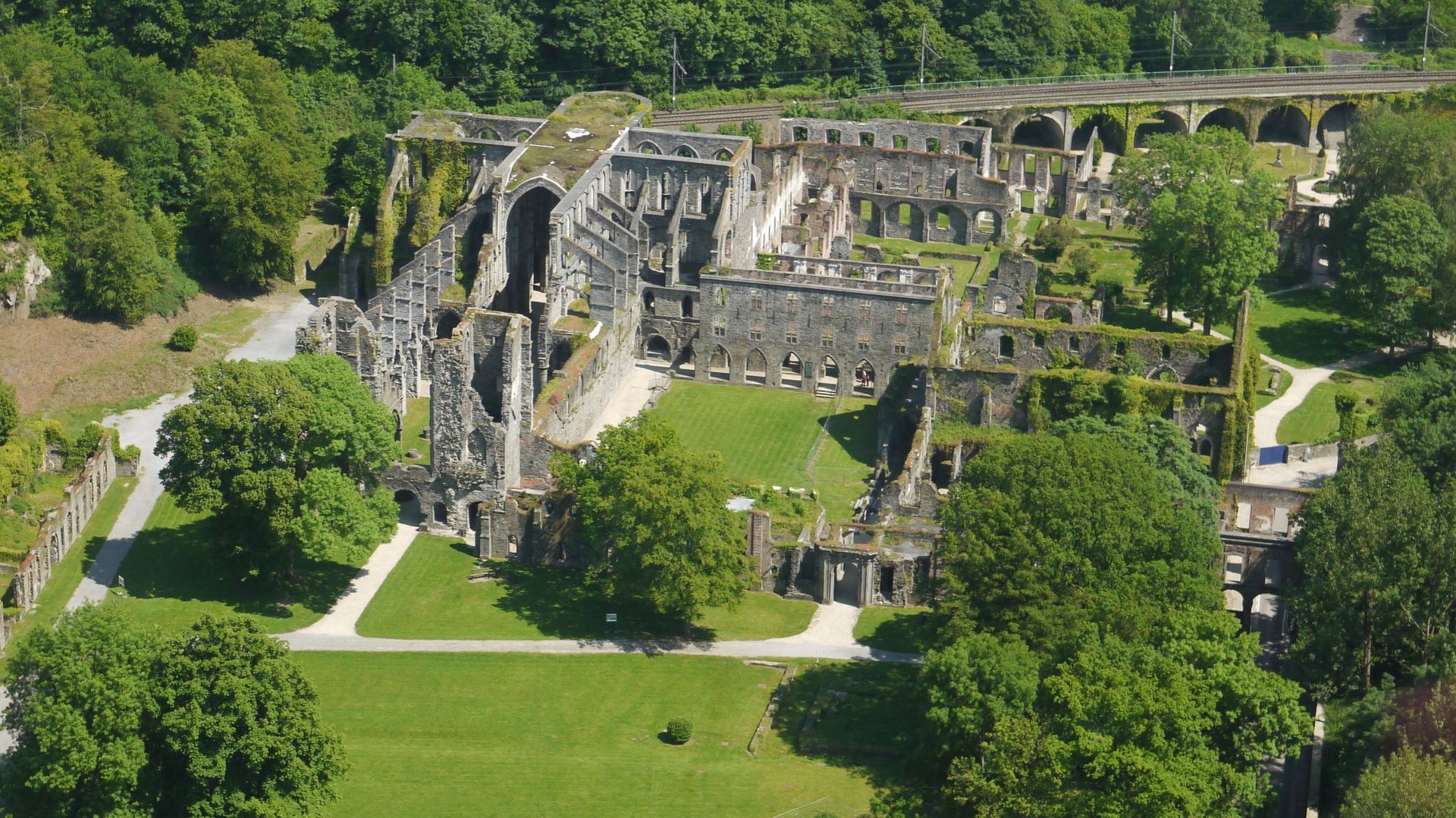 Vue aérienne des ruines de l’abbaye cistercienne du 12e S.