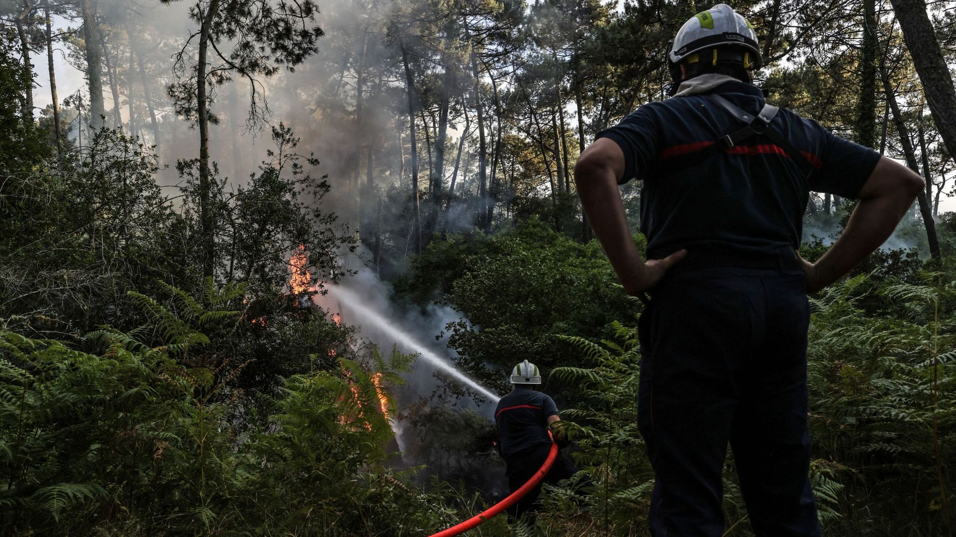 Un pompier travaille à l’extinction d’un feu de forêt au pied de la dune du Pilat, près de La Teste-de-Buch, dans le sud-ouest de la France, le 13 juillet 2022. – Un incendie en cours depuis l’après-midi du 12 juillet 2022 a brûlé 1500 hectares de pinède