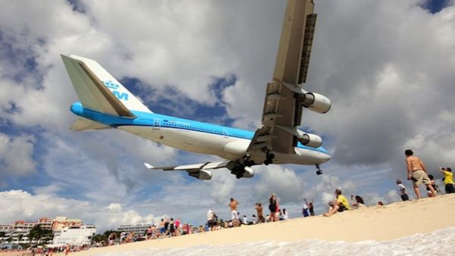 Самолет бич. Пляж махо на острове сен-Мартен. Аэропорт принцессы Юлианы на сен-Мартене. Экстремальные посадки самолетов. Низколетящие самолеты.
