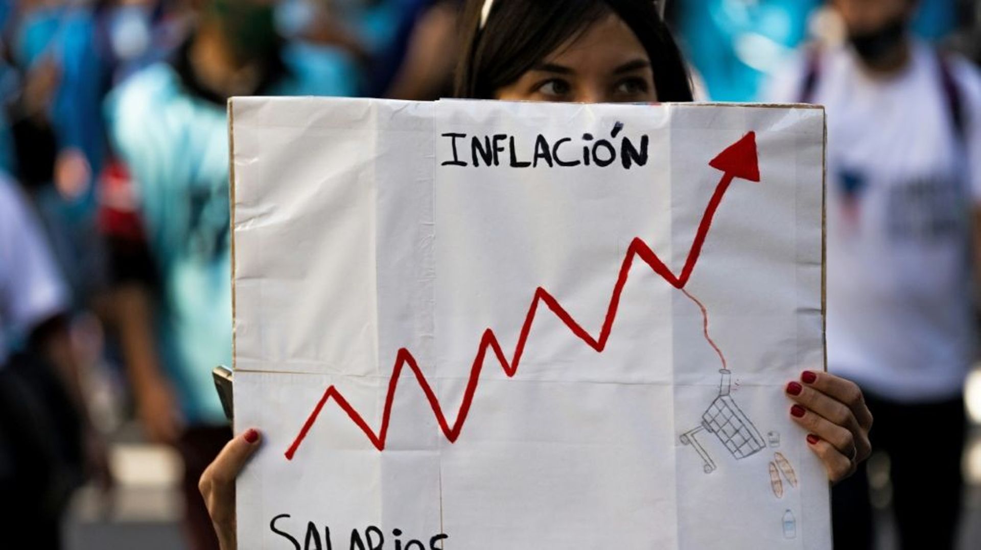 Une manifestante demandant de l'aide au gouvernement, le 13 avril 2022 à Buenos Aires