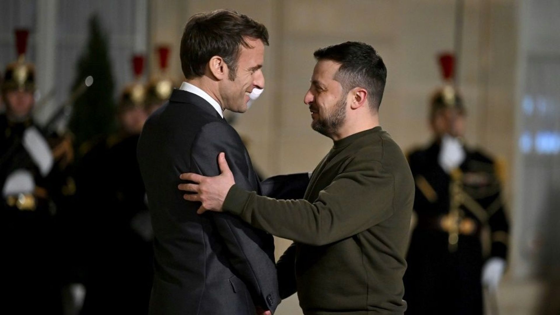 Le président français Emmanuel Macron (G) accueille le président ukrainien  Volodymyr Zelensky (D) à son arrivée à l'Elysée le 8 février 2023