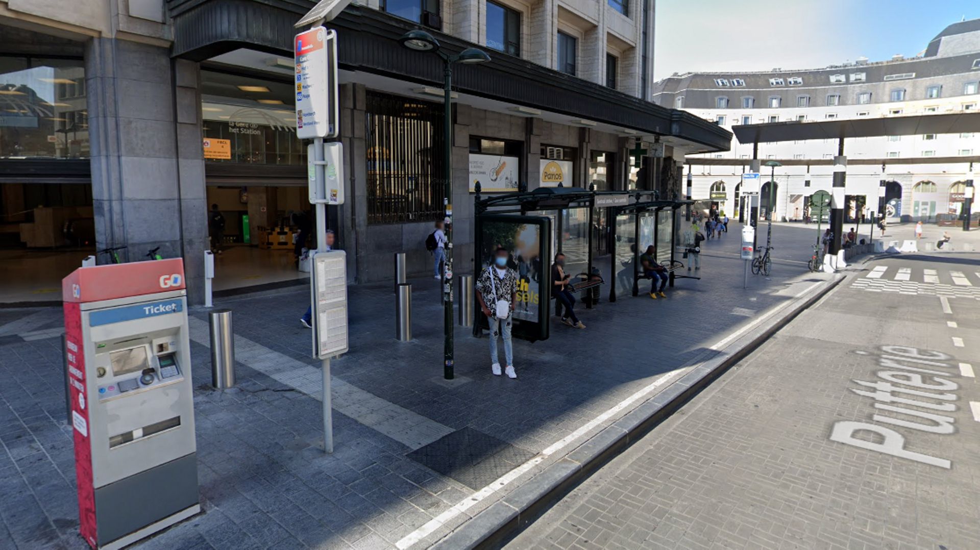 Les masques obligatoires, aux arrêts de la STIB, comme ici devant la Gare Centrale.