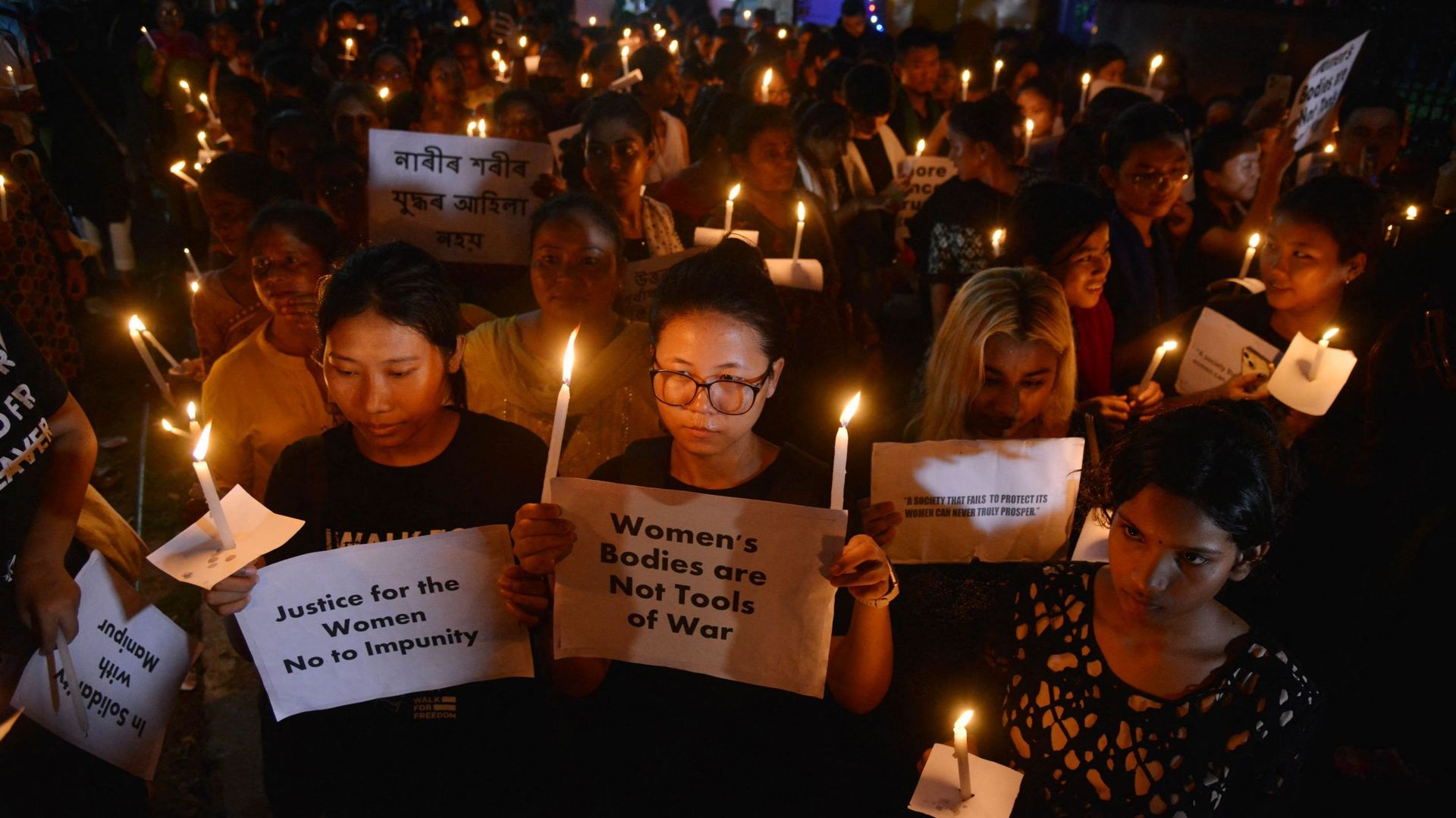 Des manifestants participent à une manifestation à la lueur des bougies contre les violences sexuelles à l'encontre des femmes et pour la paix dans le cadre des violences ethniques en cours dans l'État indien du Manipur, au nord-est du pays, à Guwahati, l
