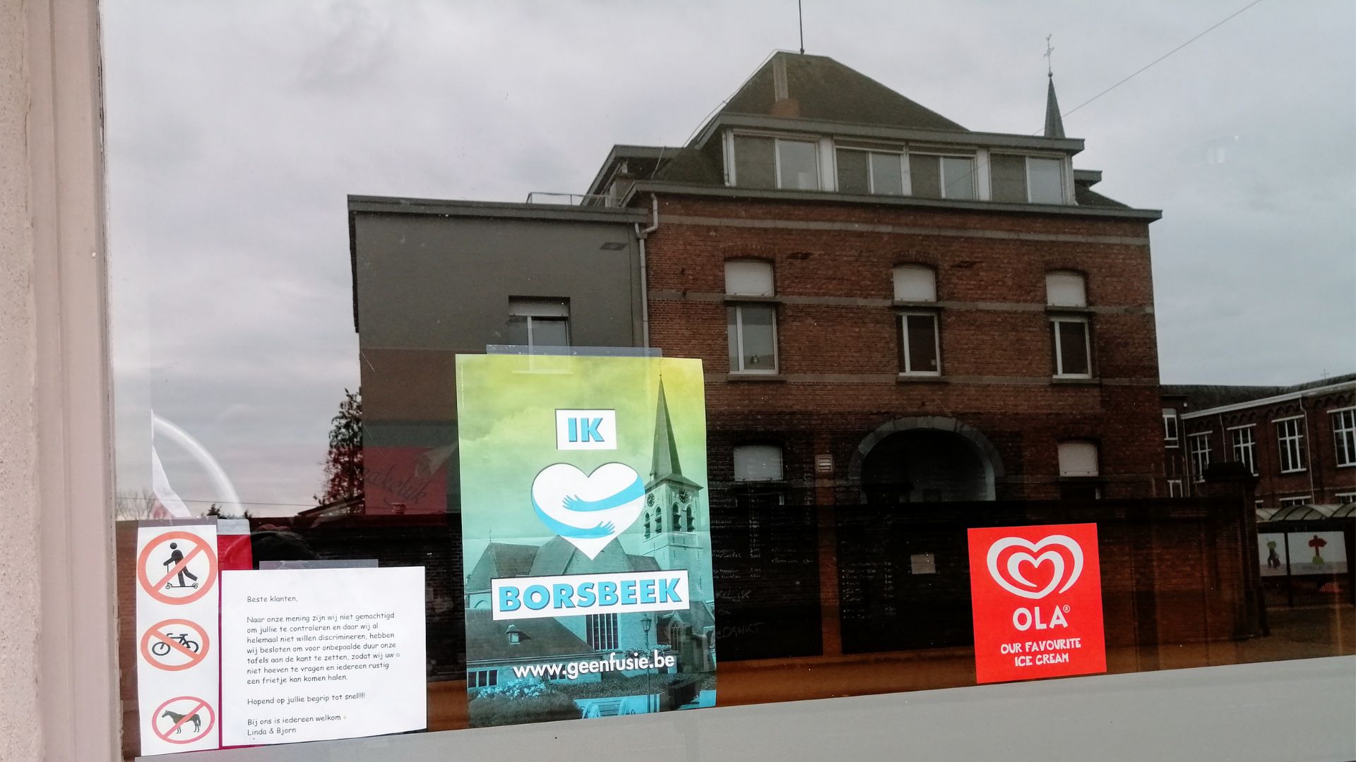 Affiche organisée par le Vlaams Belang contre la fusion de Borsbeek et Anvers