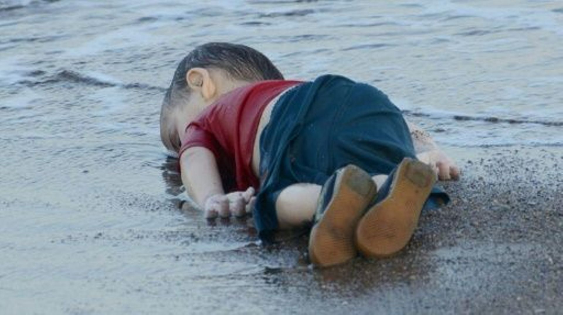 Le corps d'un enfant migrant mort noyé, sur une plage de Bodrum, au sud de la Turquie, après le naufrage d'un bateau transportant des réfugiés, le 2 septembre 2015