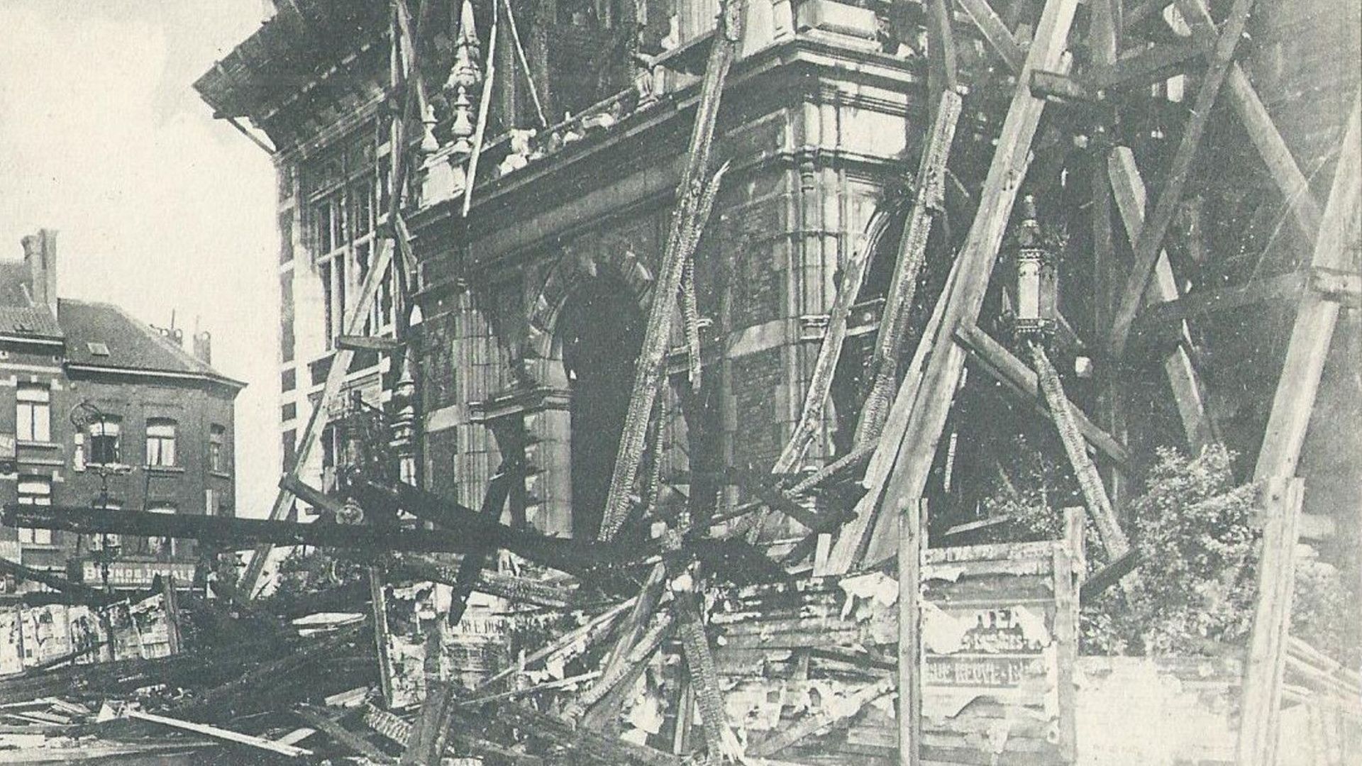 Les dégâts après l’incendie de l’hôtel communal de Schaerbeek dans la nuit du 17 au 18 avril 1911.