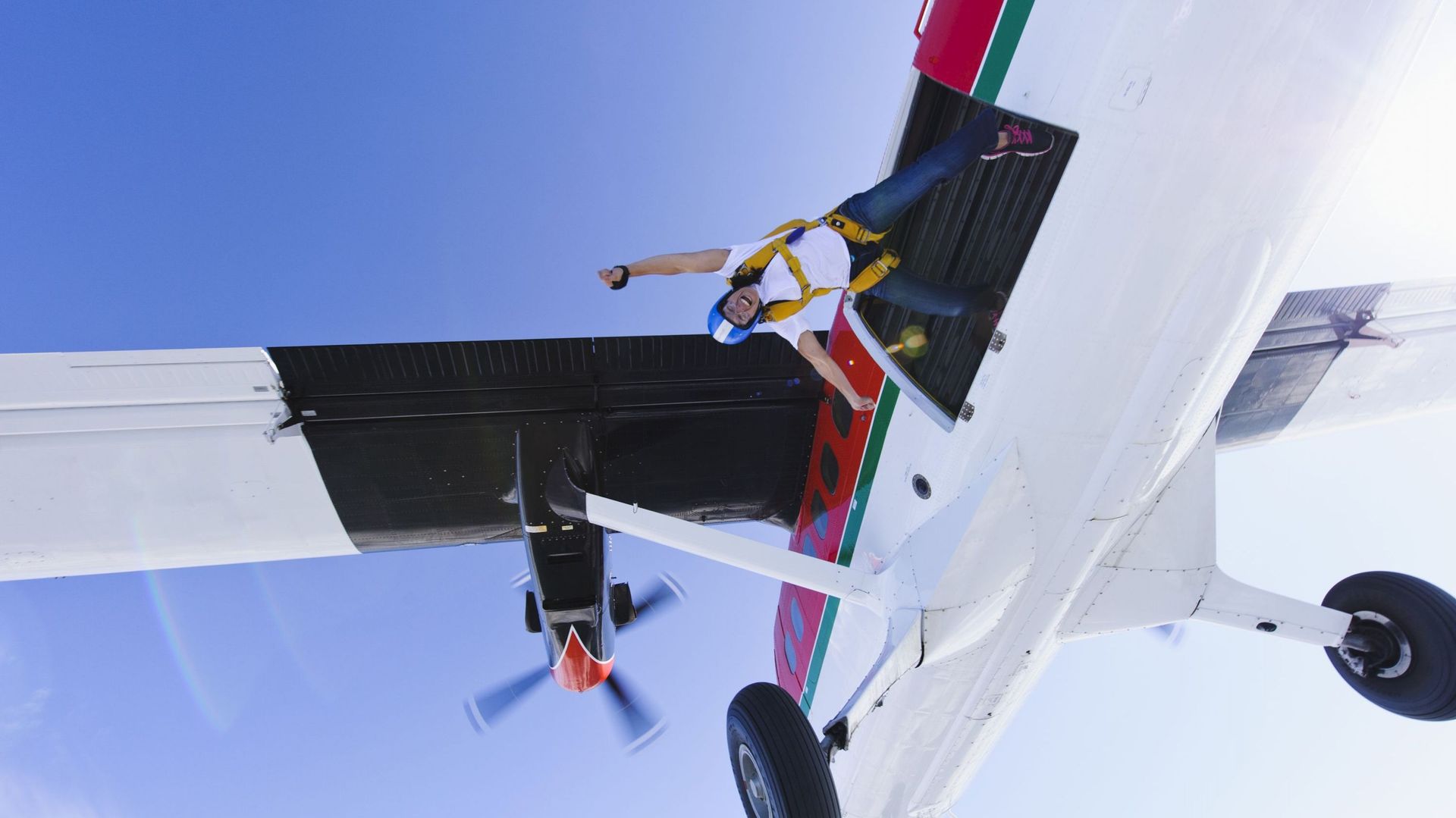 La minute insolite : un athlète escalade l’extérieur d’un avion en plein vol